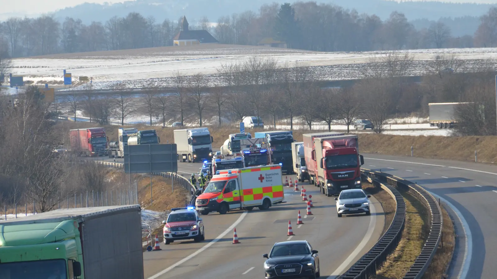 Zwei Fahrzeuge waren an dem Unfall beteiligt, der auf der A6 bei Vohenstrauß für Staus sorgte. Ost und West.  (Bild: dob)