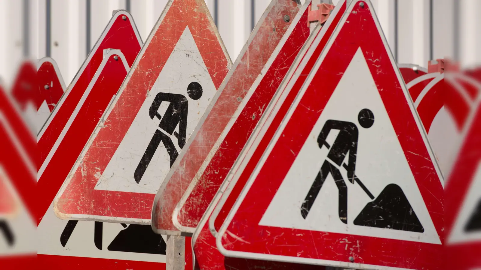 Bauarbeiten im Bereich des Hammerwegs in Weiden: Ab 15. April modernisieren die örtlichen Stadtwerke dort die Kanal- und Wasserleitung. (Symbolbild: Sebastian Kahnert/dpa)