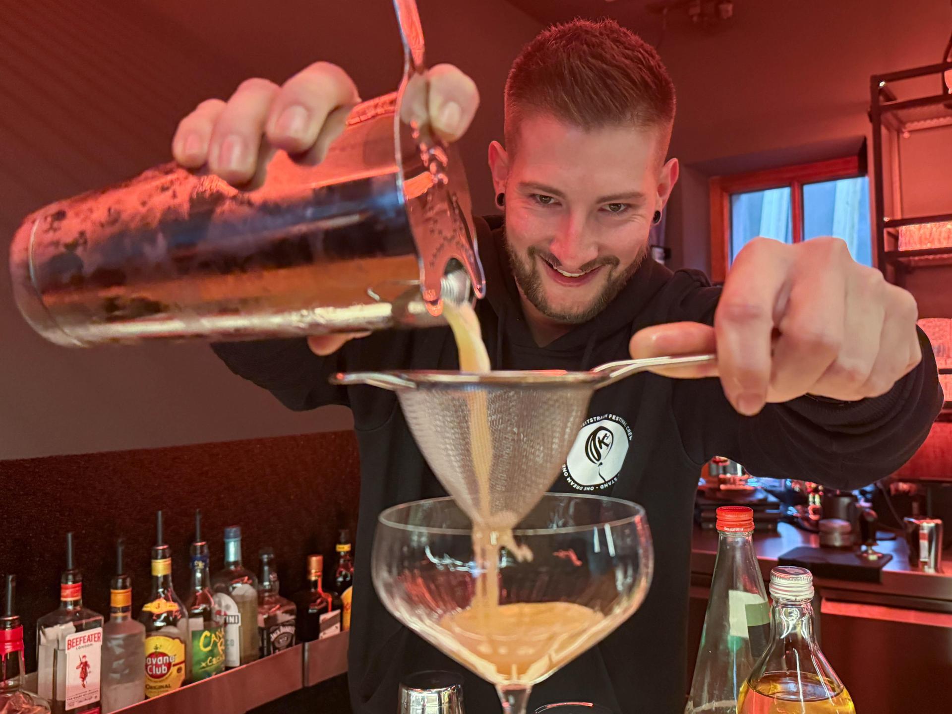 Gelernt ist gelernt. Um Cocktails richtig mixen zu können, hat Matthias Küffner Anfang des Jahres sogar eine Barschule in München besucht. (Bild: Gabi Schönberger)