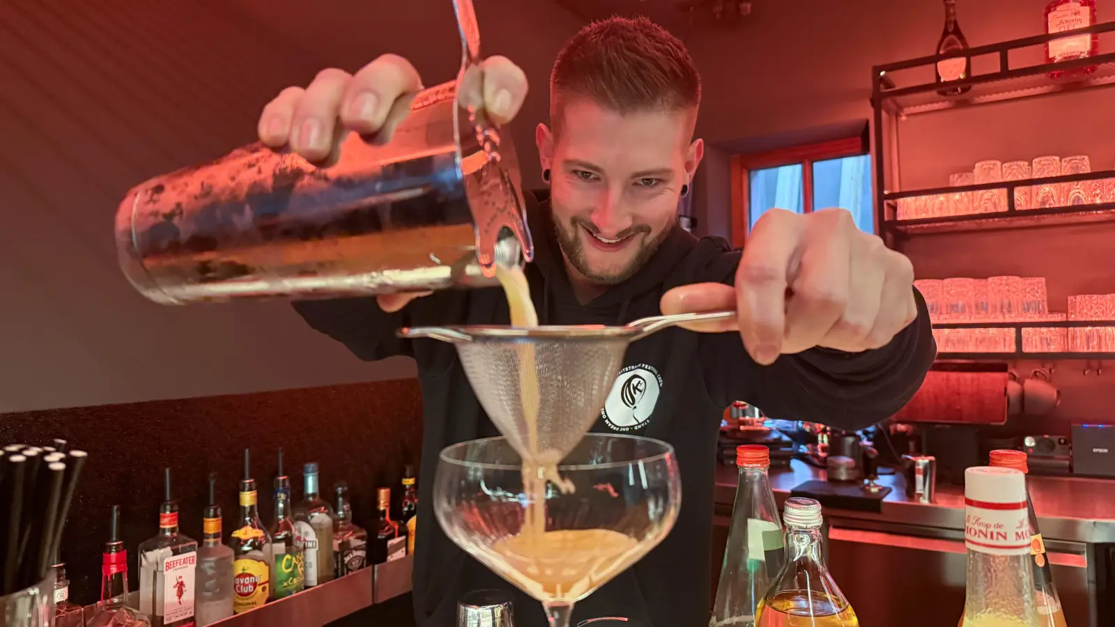 Gelernt ist gelernt. Um Cocktails richtig mixen zu können, hat Matthias Küffner Anfang des Jahres sogar eine Barschule in München besucht. (Bild: Gabi Schönberger)