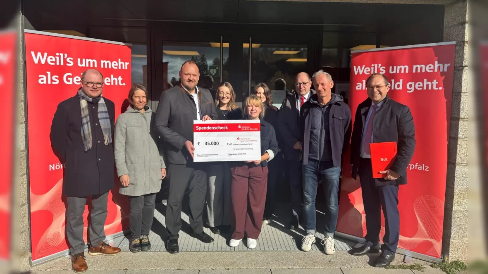 Übergabe des Spendenschecks in Flossenbürg mit Dr. Matthias Rittner, Jana Dütsch, Landrat Andreas Meier, Tatjana Varnhold, Helena Blickenberger, Raphaela Burkhart, Johann Zach, Jörg Skriebeleit, Hans-Jörg Schön (von links). (Bild: KZ-Gedenkstätte Flossenbürg)