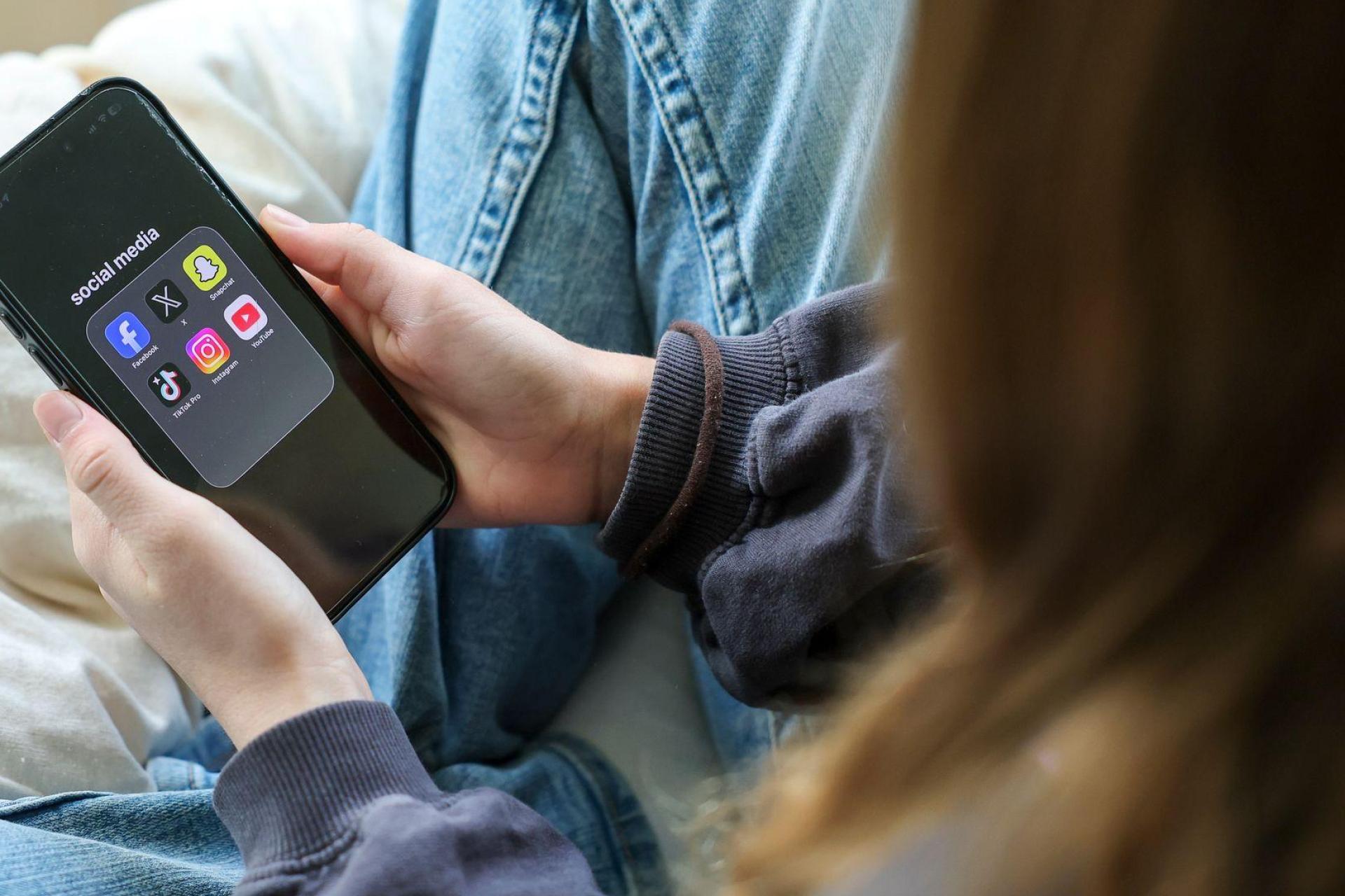Die Nutzung von Social-Media-Plattformen soll für Kinder verboten und für Jugendliche eingeschränkt werden. (Symbolbild) (Bild: Jan Woitas/dpa)