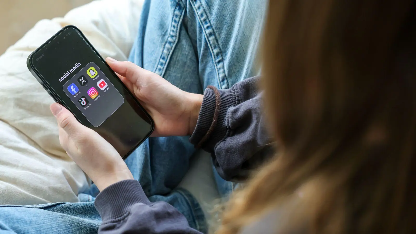 Die Nutzung von Social-Media-Plattformen soll für Kinder verboten und für Jugendliche eingeschränkt werden. (Symbolbild) (Bild: Jan Woitas/dpa)