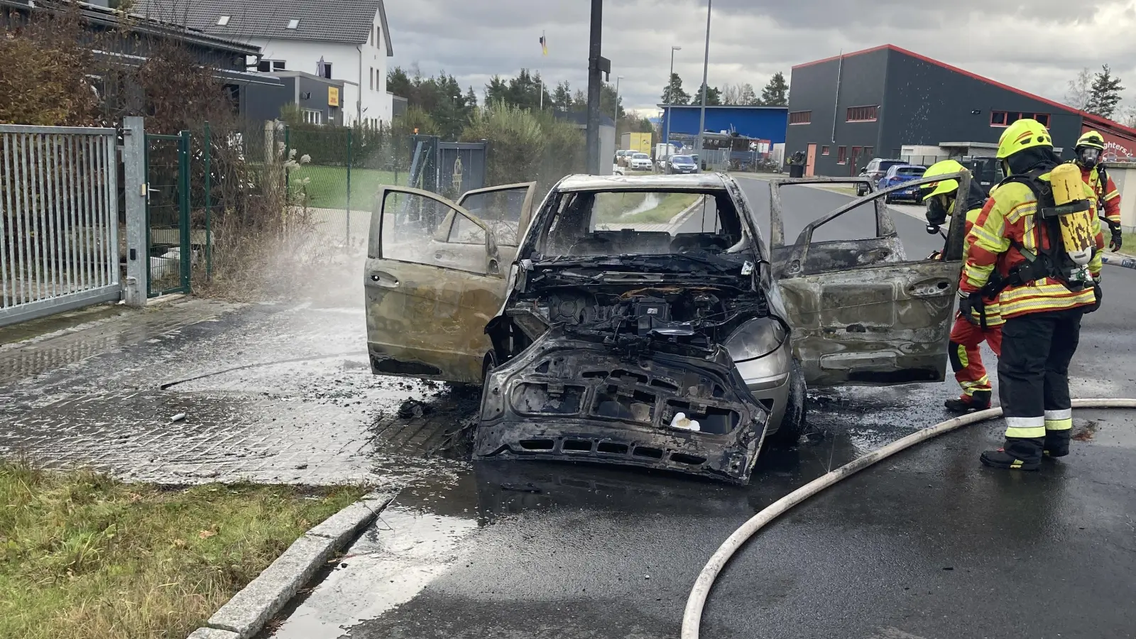 Donnerstagmittag bricht ein Feuer in einem Auto in Mantel aus. (Bild: PI Neustadt an der Waldnaab/exb)