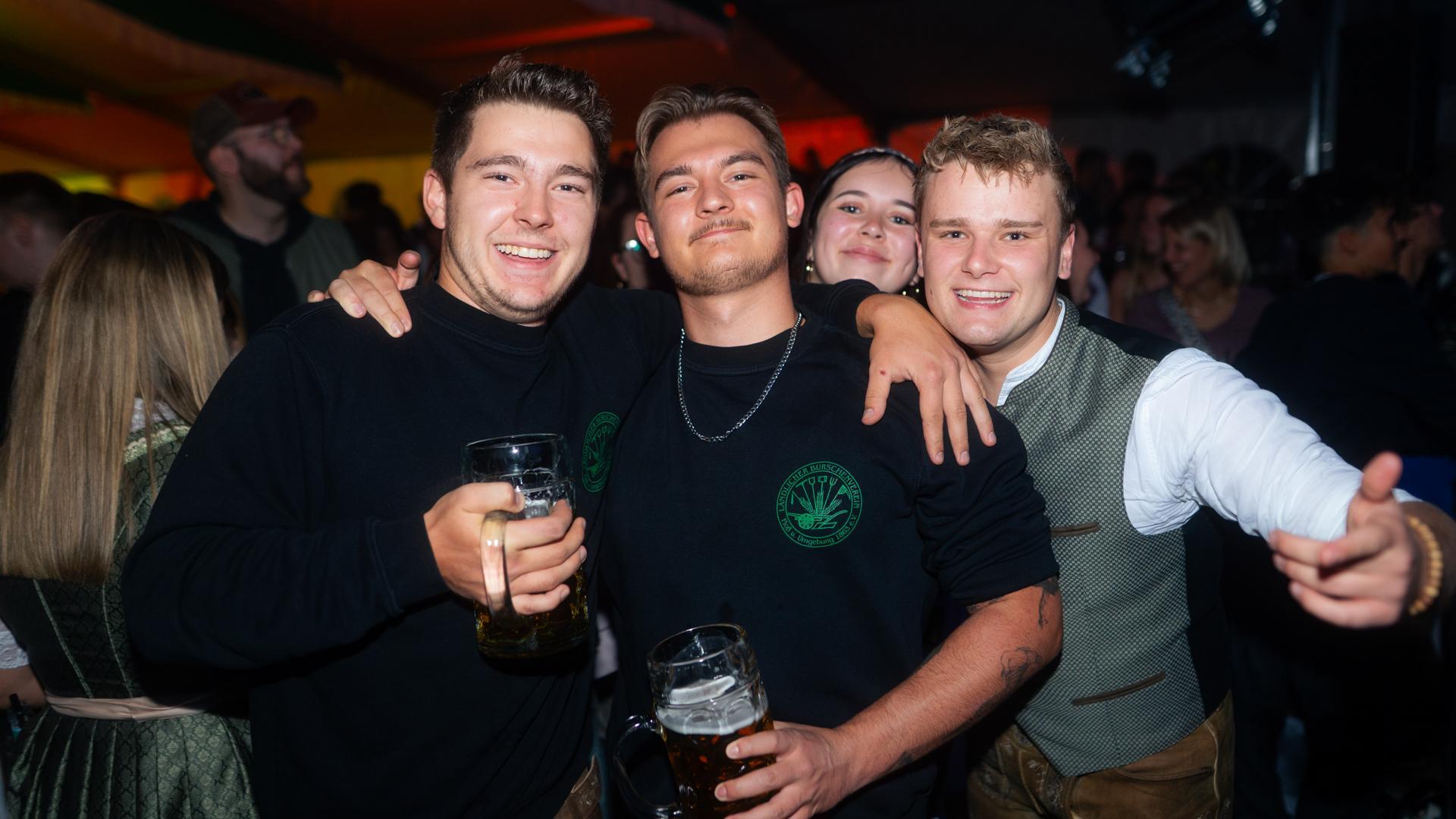 Die Quertreiber rocken am Samstagabend das Festzelt bei der Kirwa in Wernberg.  (Bild: Hannes Stock)