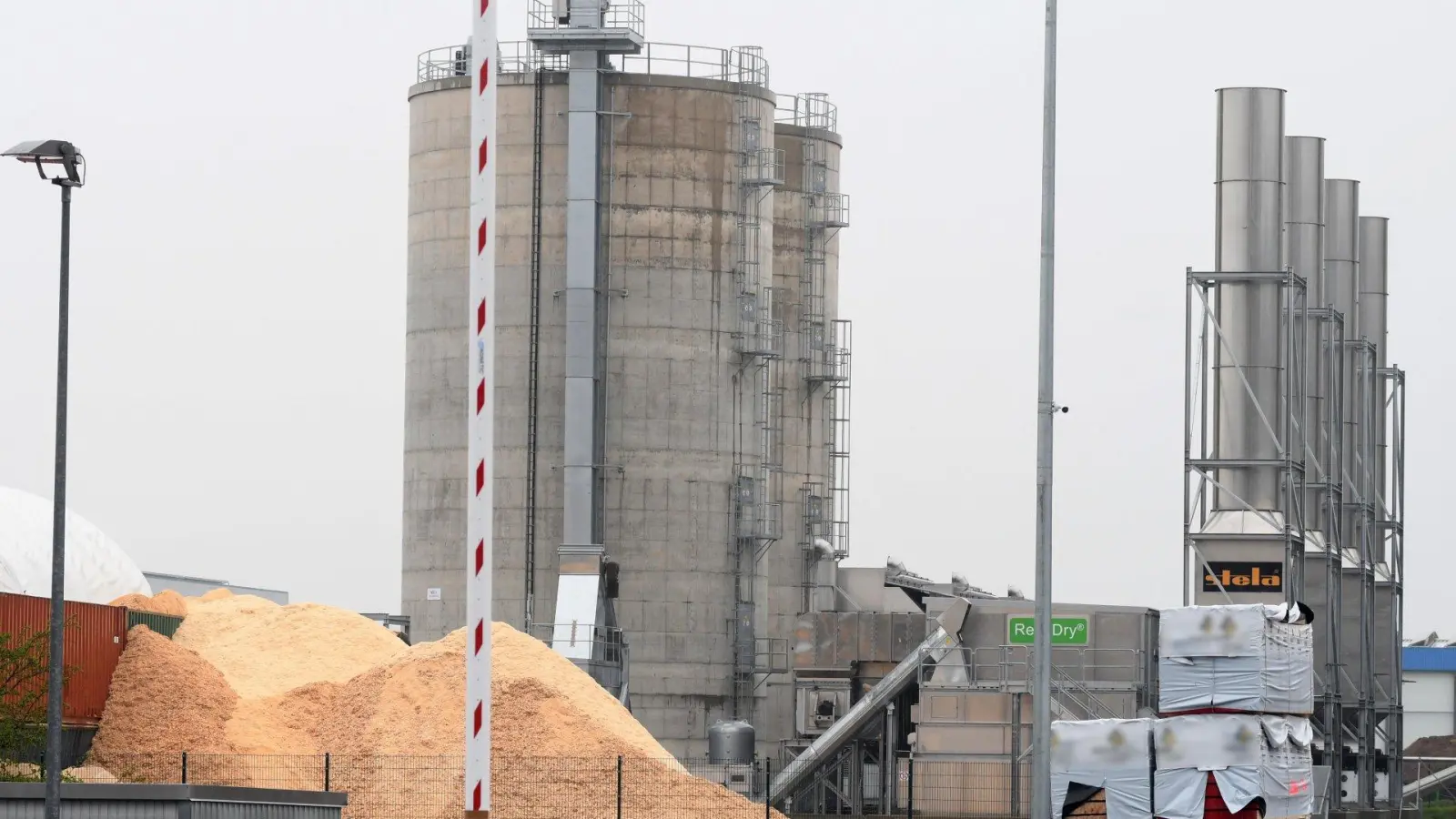 Das Ziegler-Werksgelände in Döllnitz bei Pressath. Auch hier hat es schon gebrannt. Am Dienstag brach ein Feuer im Werk in Hütten bei Grafenwöhr aus. (Archivbild: Gabi Schönberger)