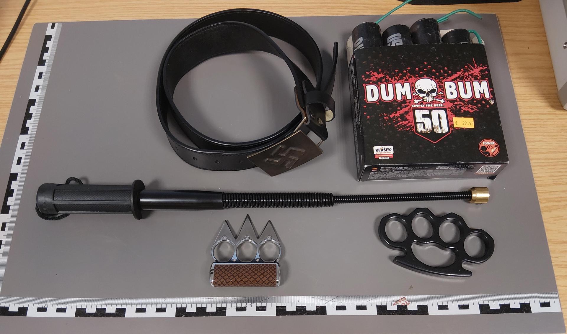 Die Bundespolizei sicherte bei einer Kontrolle in Waldsassen bei einem 19-Jährigen diese verbotenen Gegenstände. (Bild: Bundespolizei)