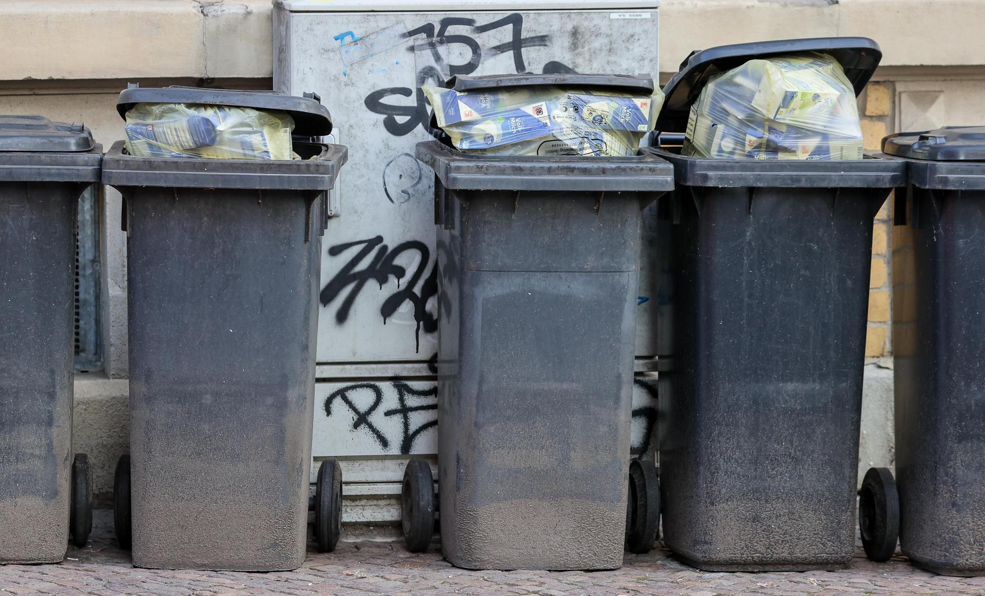 Ein Unbekannter hat am Donnerstag, 2. Mai, eine schwarze Restmülltonne in Moosbach gestohlen. (Symbolbild: Jan Woitas/dpa)