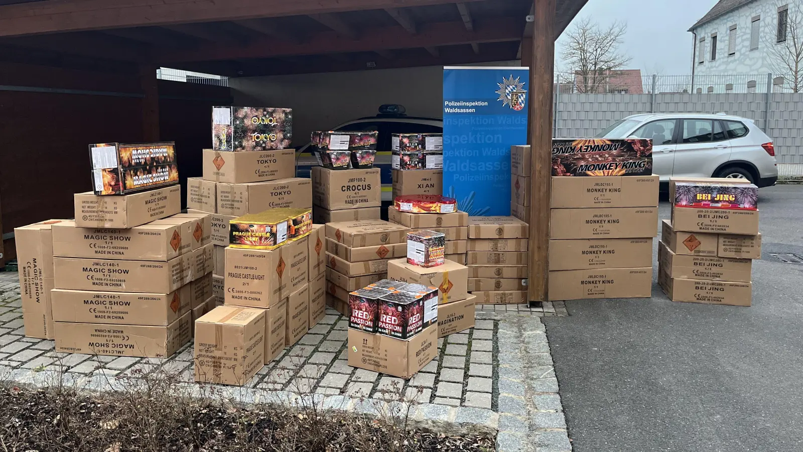 Grenzpolizisten stoppten zwei Männer aus dem Landkreis Coburg. Sie hatten 1,5 Tonnen verbotener Pyrotechnik aus Tschechien im Fahrzeug. (Bild: Polizei Oberpfalz)