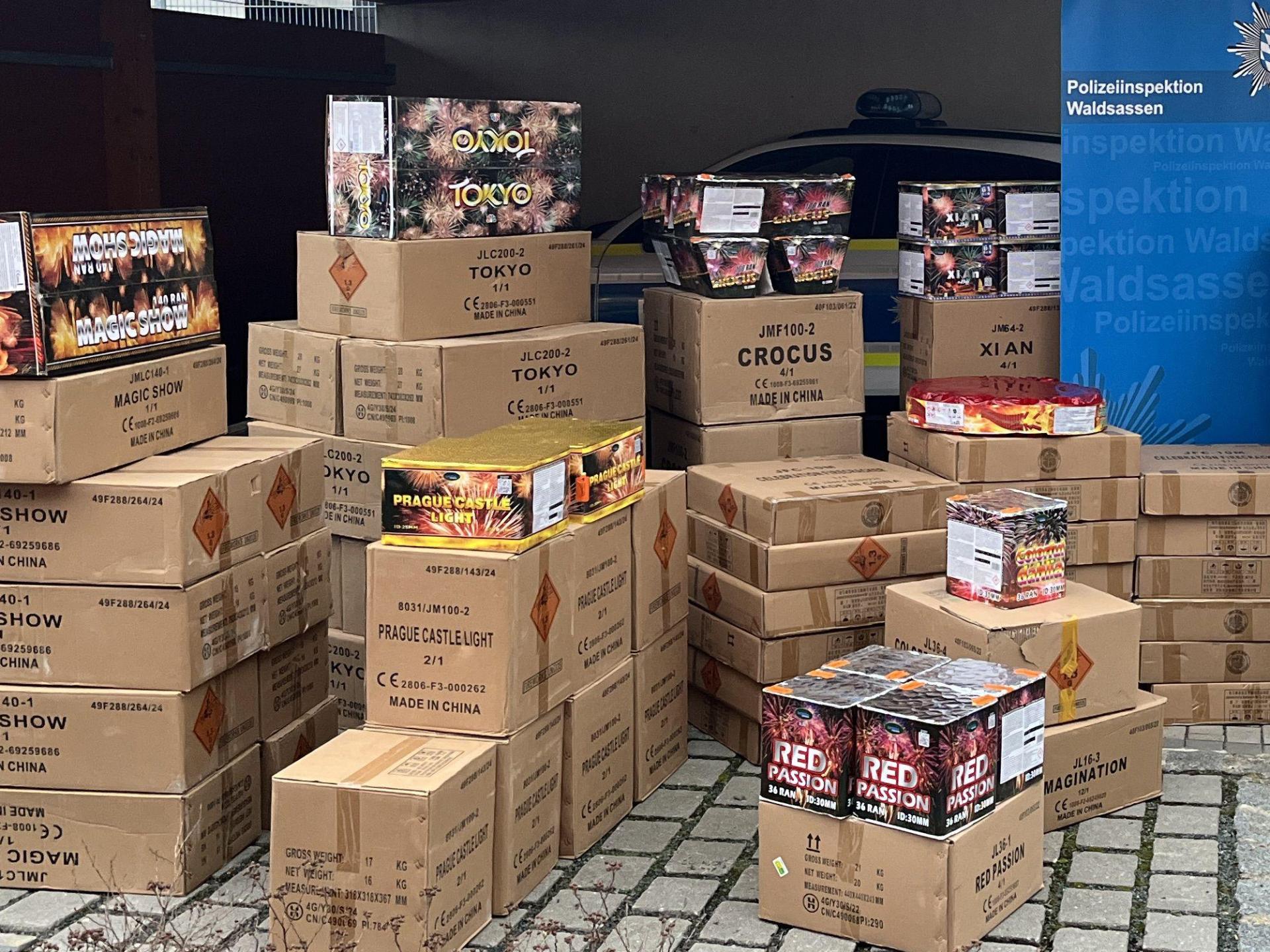 Grenzpolizisten stoppten zwei Männer aus dem Landkreis Coburg. Sie hatten 1,5 Tonnen verbotener Pyrotechnik aus Tschechien im Fahrzeug. (Bild: Polizei Oberpfalz)