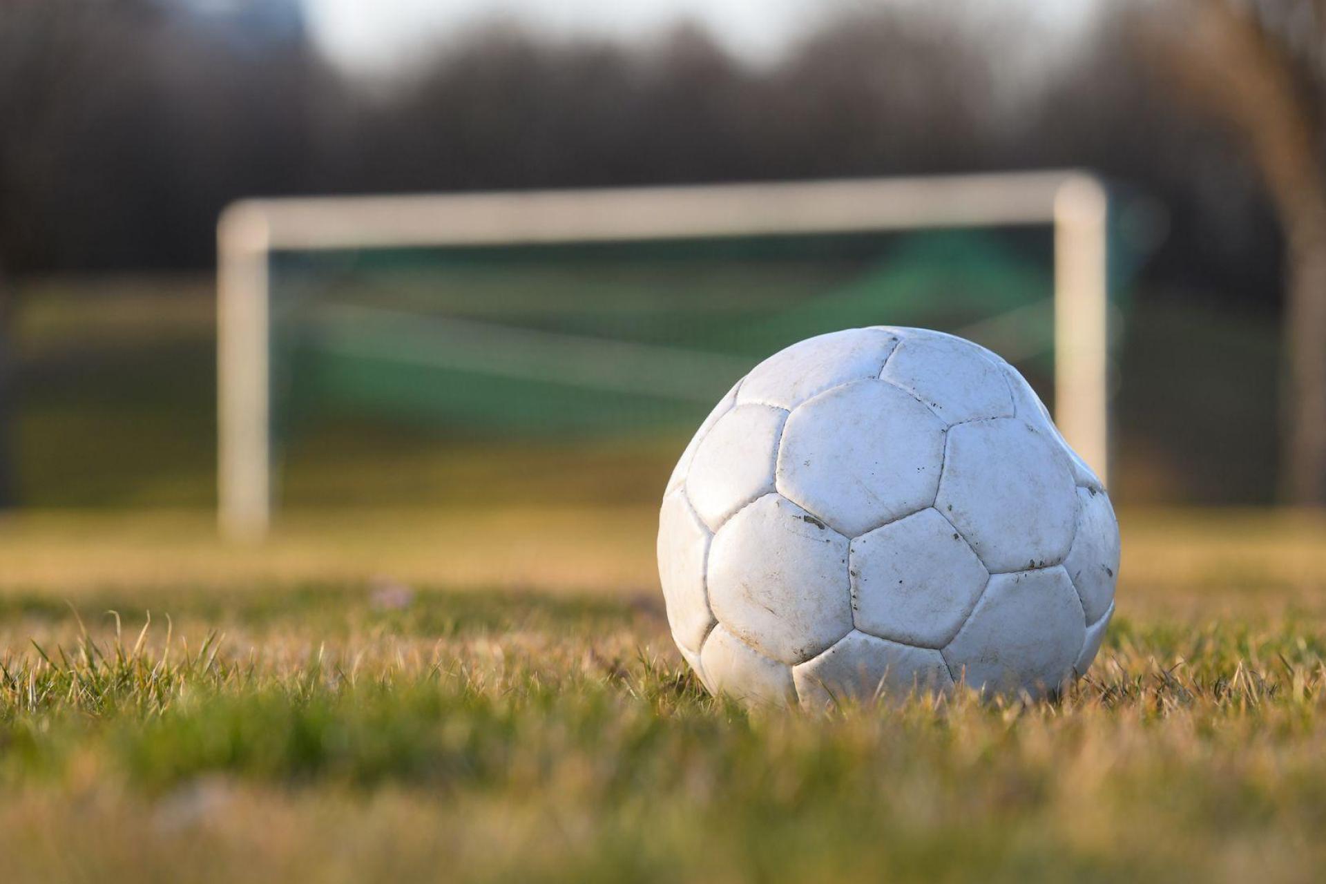 Streitende Eltern führten zu einem Polizeieinsatz bei einem Fußballspiel. (Symbolbild) (Bild: Tobias Hase/dpa)