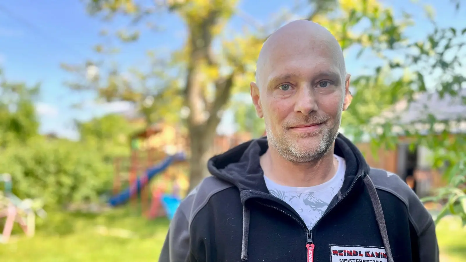 Andreas Schwaiger (43) aus Tremmersdorf hofft, dass sich viele Menschen als Stammzellenspender registrieren lassen – nicht nur, weil es ihm und seiner Familie helfen kann, sondern weil auch andere Erkrankte gerettet werden könnten. (Bild: Gabi Schönberger)