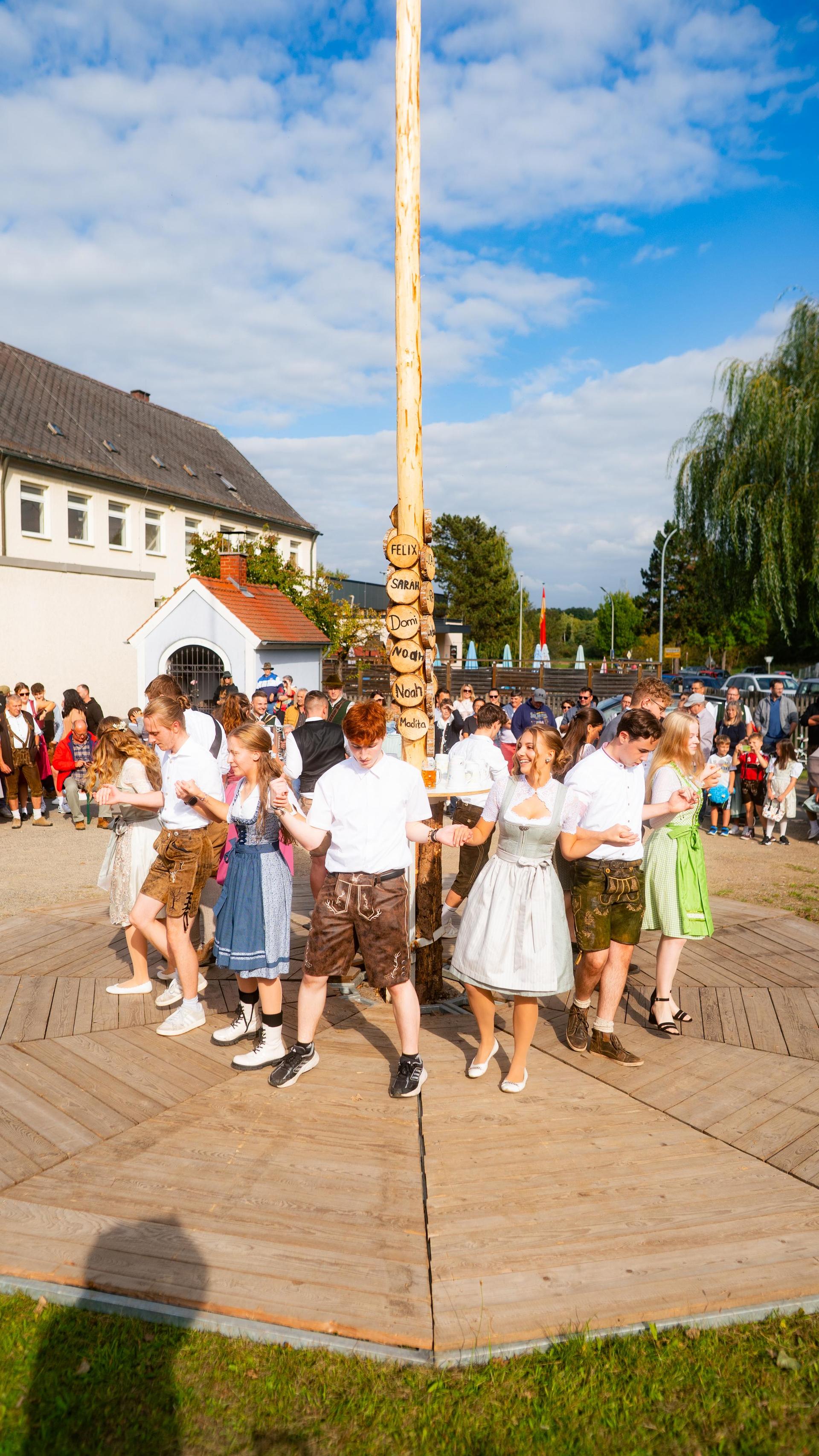 Auch am Sonntag wurde in Oberwildenau Kirwa gefeiert! (Bild: Hannes Stock)