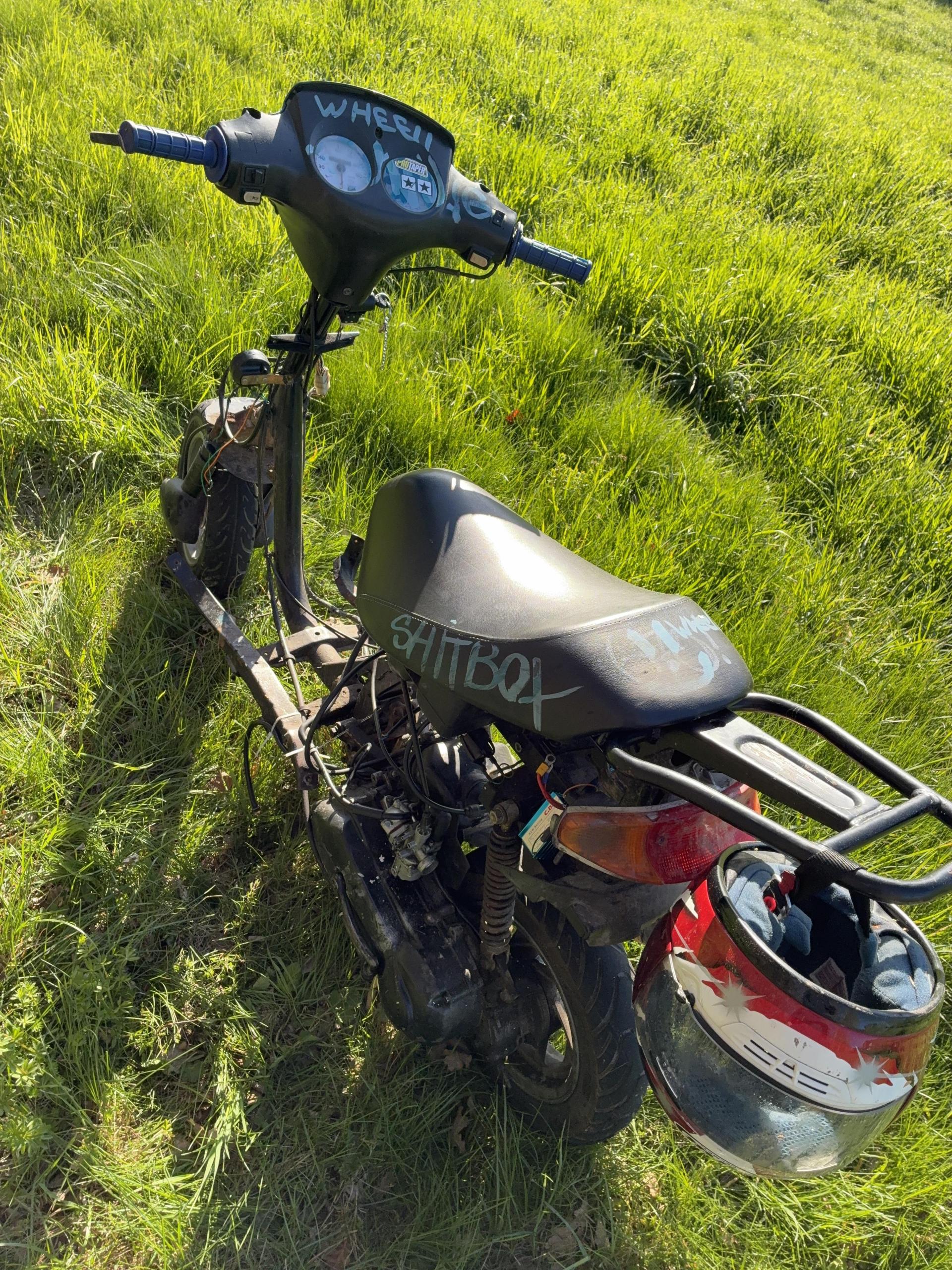Ein beschädigter Roller ohne Kennzeichen wurde in Windischeschenbach entdeckt. Die Polizei sucht den Besitzer oder Zeugen. (Bild: PI Neustadt/Waldnaab, Horn, PHK)