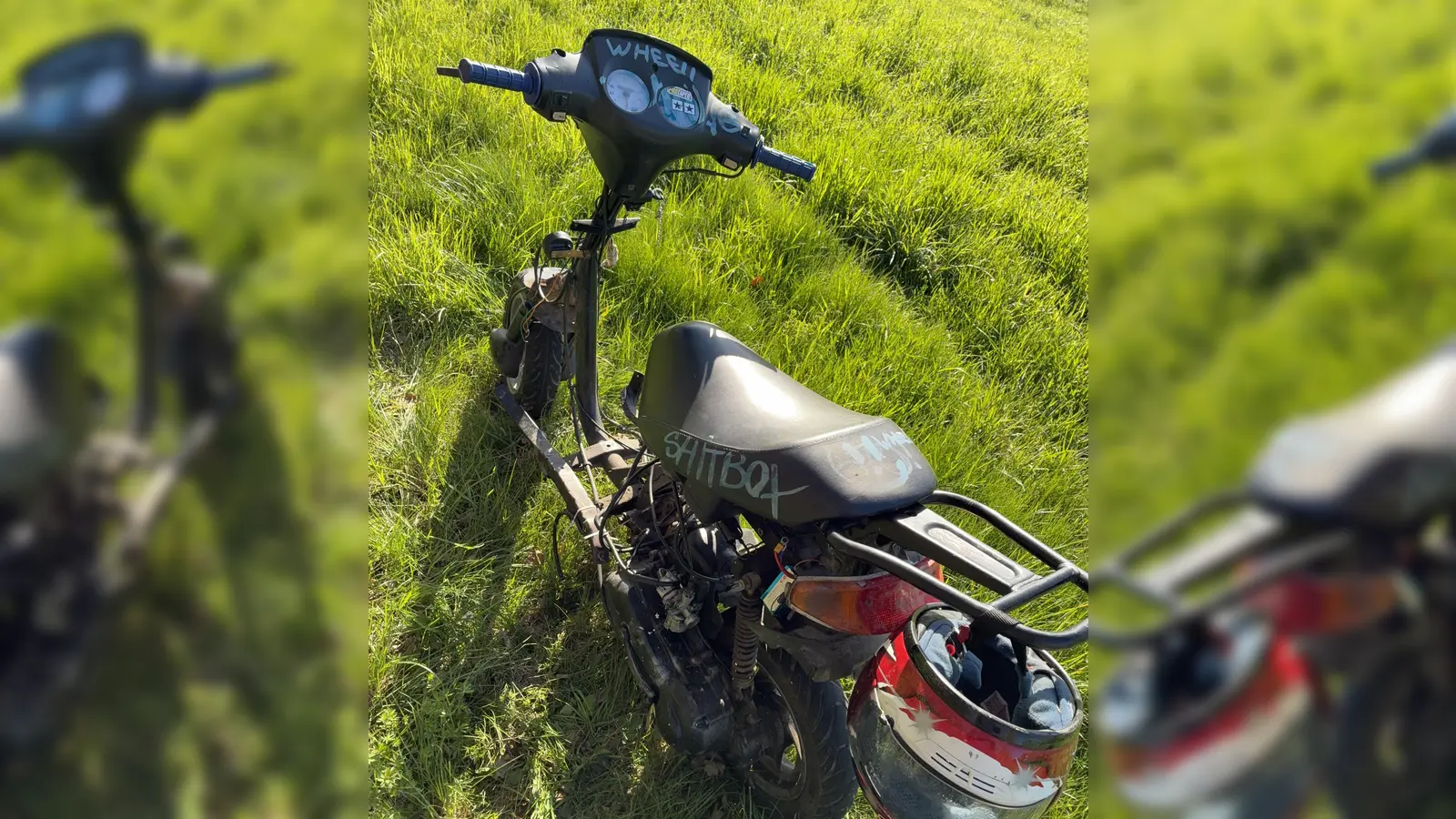 Ein beschädigter Roller ohne Kennzeichen wurde in Windischeschenbach entdeckt. Die Polizei sucht den Besitzer oder Zeugen. (Bild: PI Neustadt/Waldnaab, Horn, PHK)