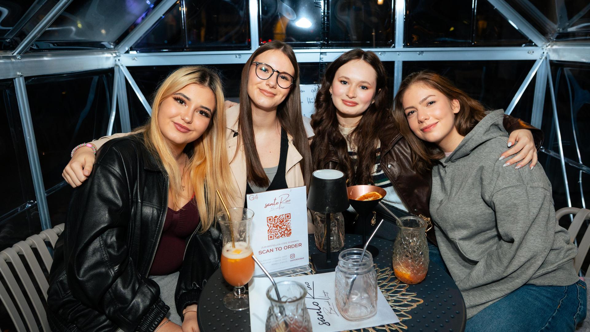 „Neon Beach Night” war das Motto bei der Party am Samstag in der SantoRino-Bar. (Bild: Hannes Stock)