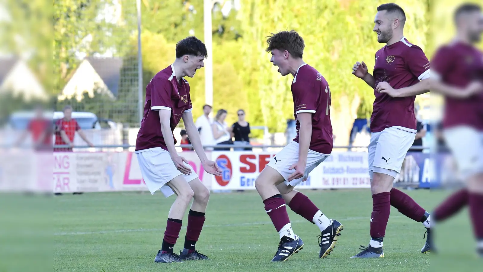 Szenen aus dem Relegationsspiel zwischen dem SC Eschenbach (rote Trikots) und der DJK Ensdorf. (Bild: Hubert Ziegler)