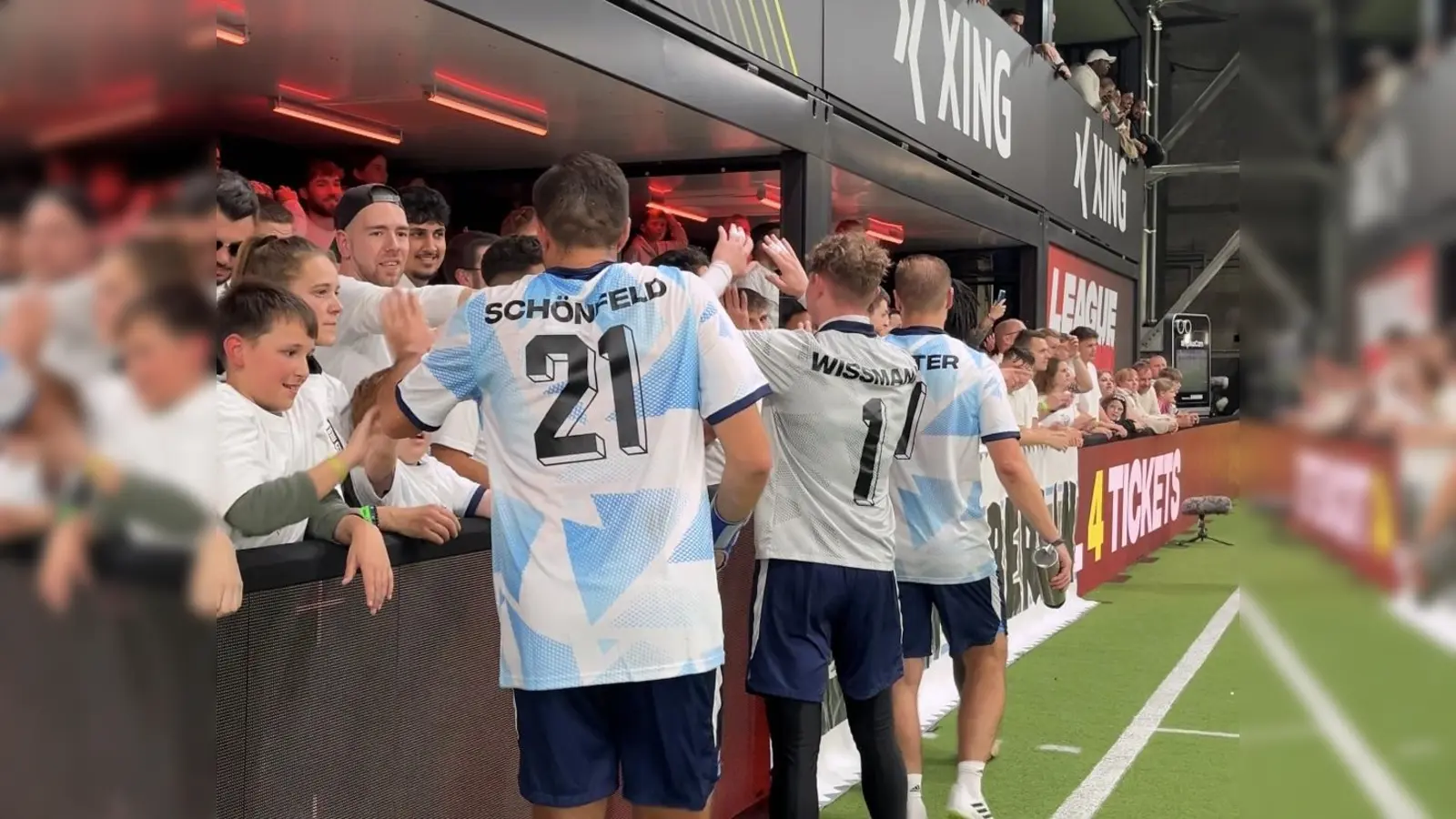 Max Wißmann (Mitte) mit seinen Teamkollegen Patrick Schönfeld (links) und Maximilian Beister (rechts) klatschen die Fans ab. (Bild: mcl)