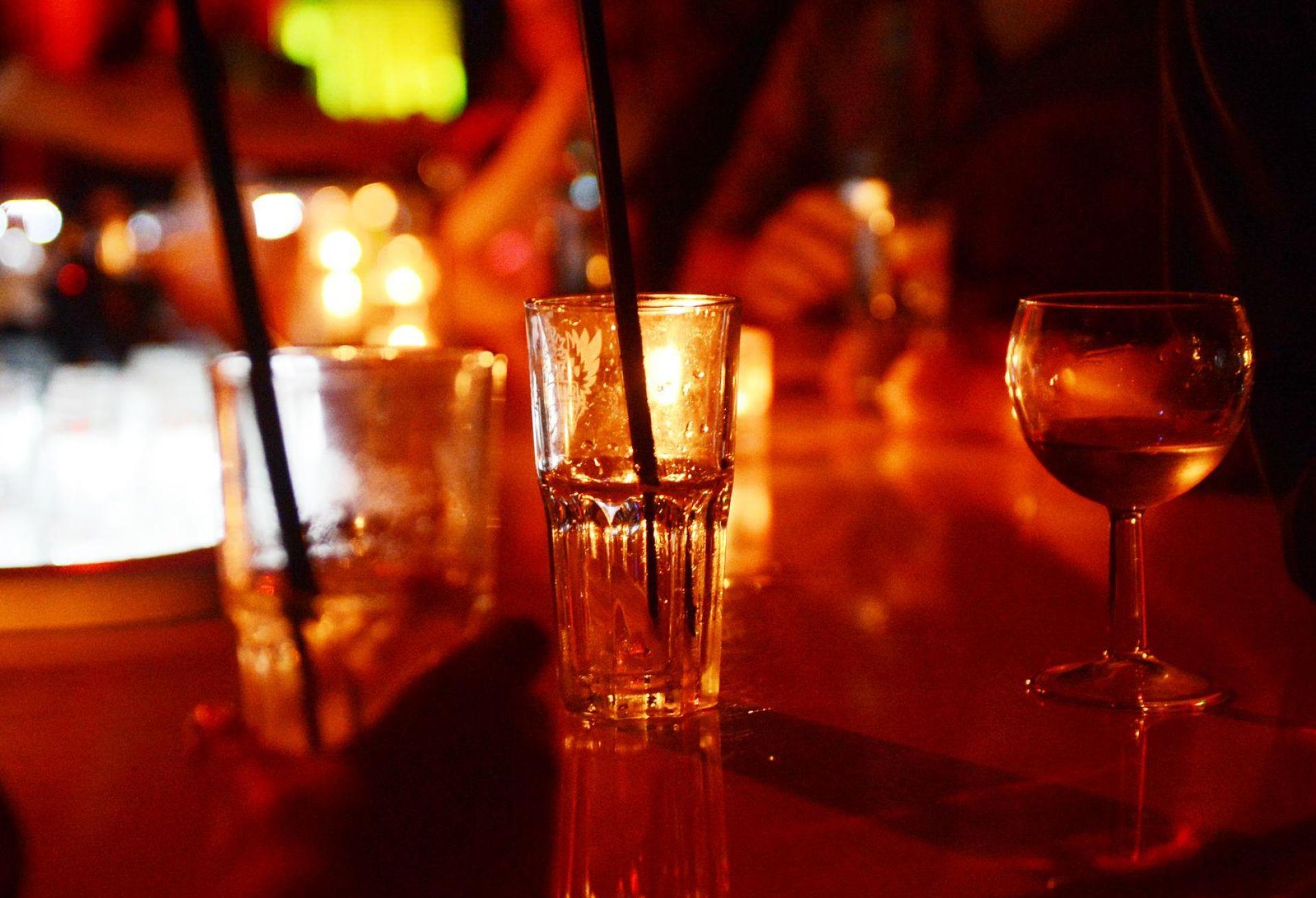 Laut der Studie berichteten Teilnehmende nach dem Ansehen entsprechender Beiträge 73 Prozent häufiger von erhöhter Lust auf Alkohol als Personen, die vergleichbare Videos ohne Alkohol sahen. (Symbolbild: Jens Kalaene/dpa-Zentralbild/dpa)