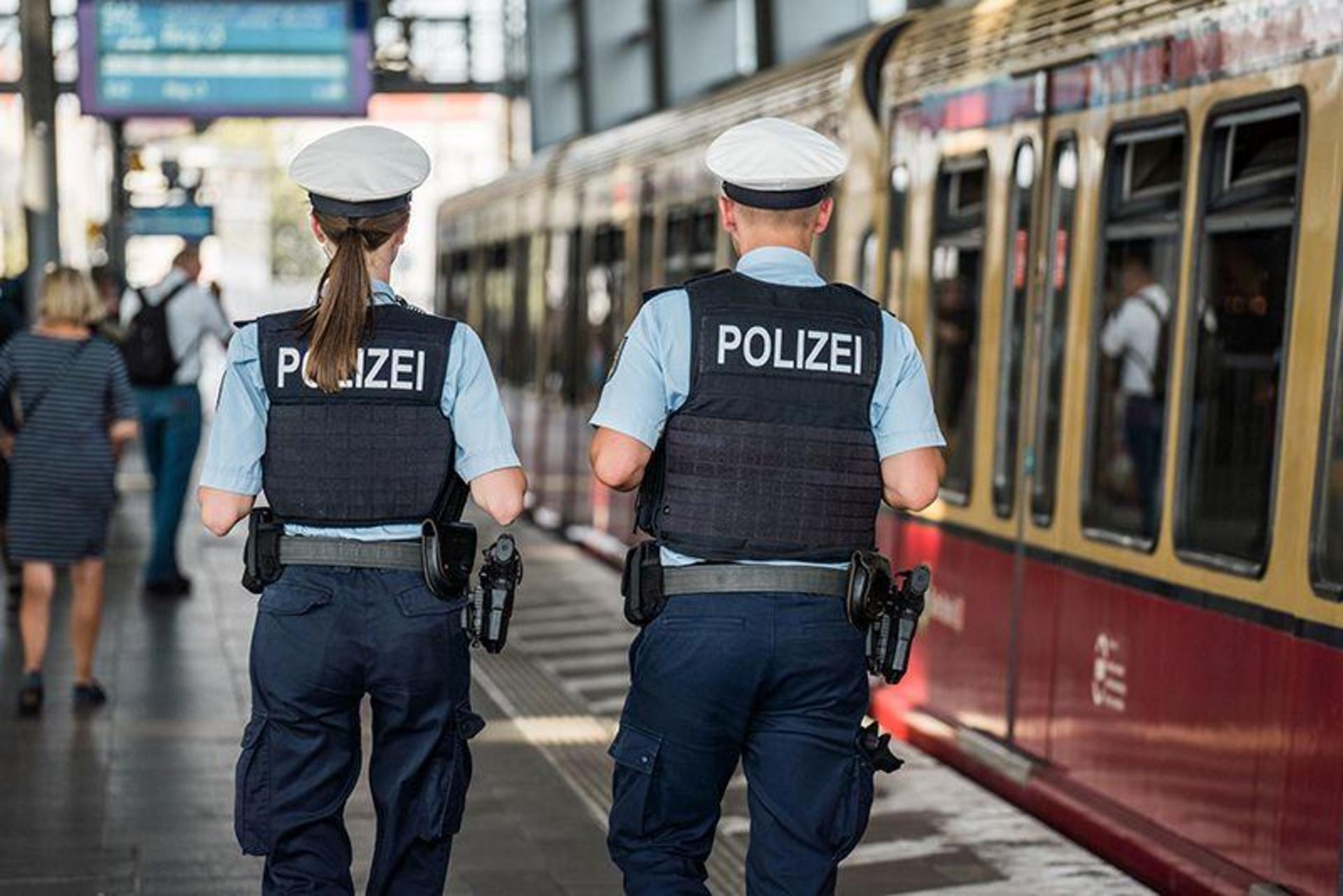 Ein 15-jähriges Mädchen widersetzt sich am Regensburger Hauptbahnhof der Polizei und verletzt eine Beamtin.  (Bild: Jacob Maibaum )