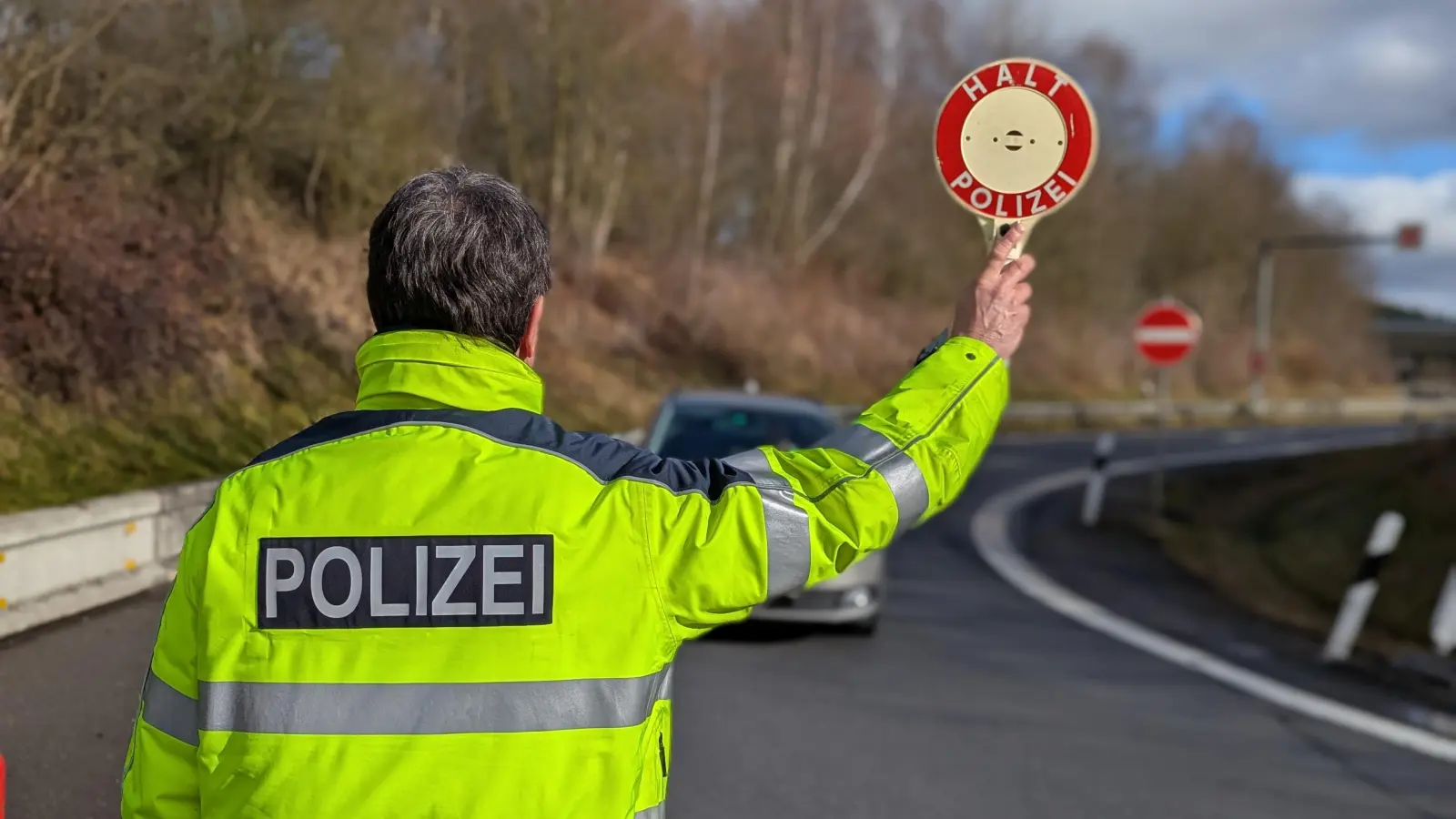 Ein 29-Jähriger wurde bei einer Grenzkontrolle in Waidhaus festgenommen. Er war per Haftbefehl gesucht. Nach Zahlung der Strafe durfte er weiterreisen. (Bild: Bundespolizei)