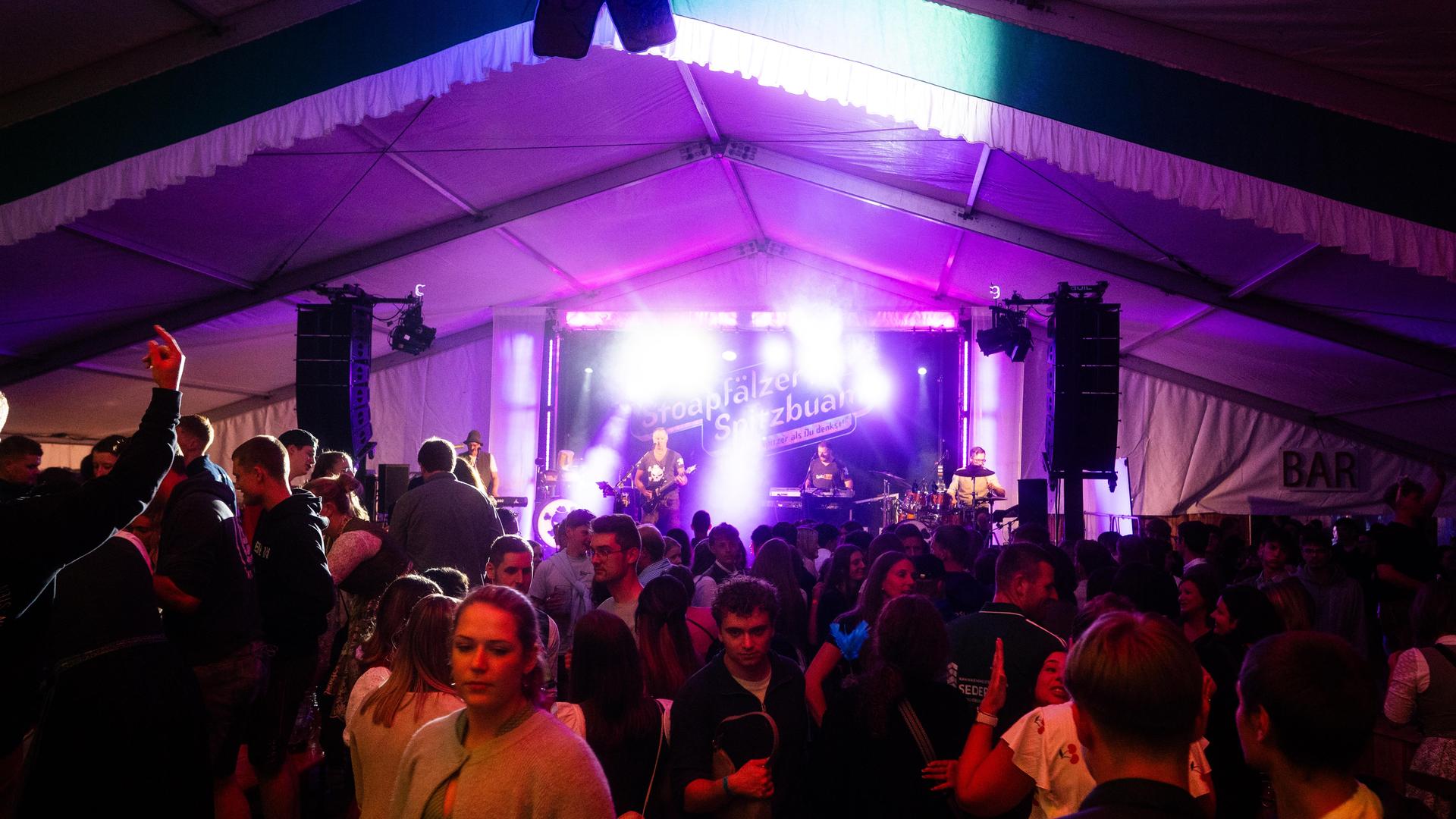 Wernberg feiert Kirwa, die Stoapfälzer Spitzbuam liefern die Musik zum Fest. (Bild: Hannes Stock)