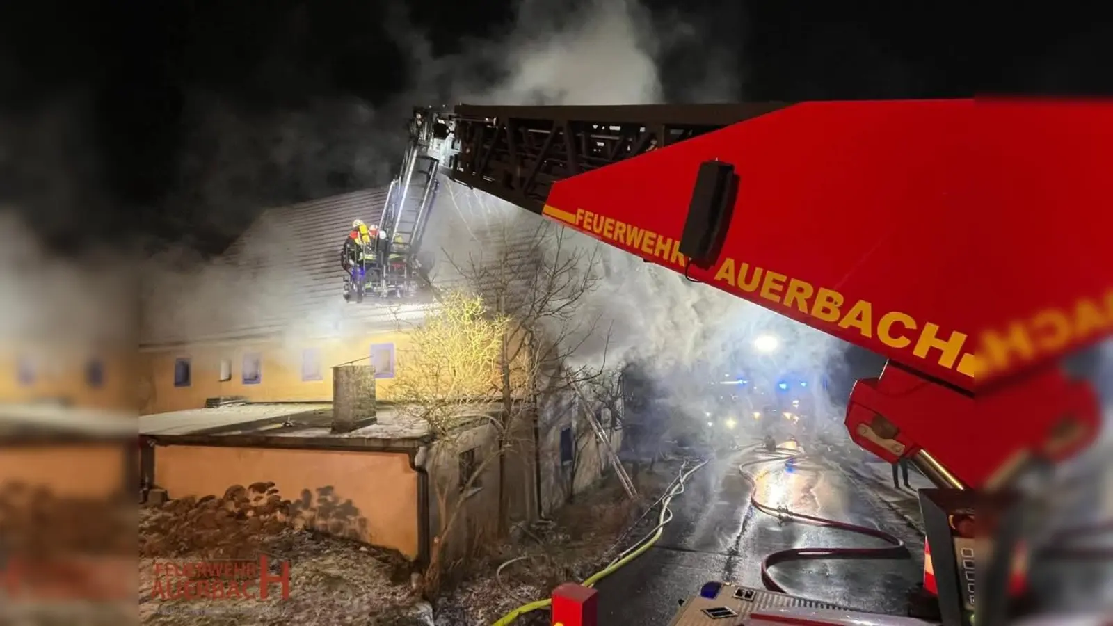 Die Feuerwehren bekämpfen den Brand in einem Einfamilienhaus in Altzirkendorf. Im Einsatz war auch die Drehleiter der Auerbacher Wehr. (Bild: Feuerwehr Auerbach)