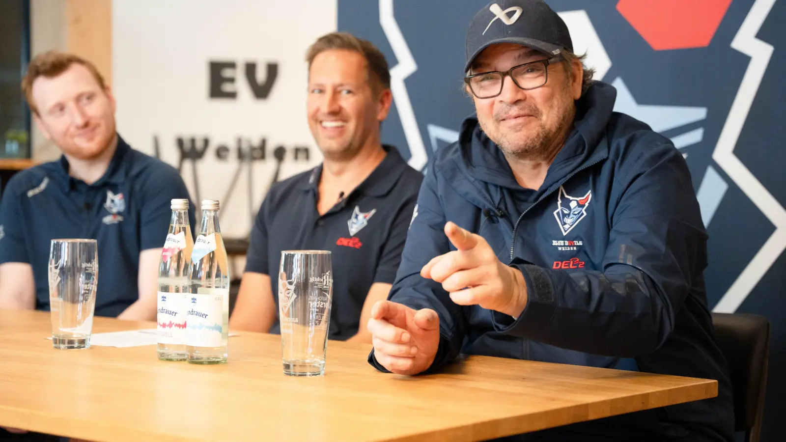 Knapp vier Wochen mussten die Blue Devils Weiden ohne ihren nominellen Cheftrainer Dave Matsos (rechts) auskommen. Nun ist der Kanadier zurück an der Bande.  (Archivbild: Gabi Schönberger)
