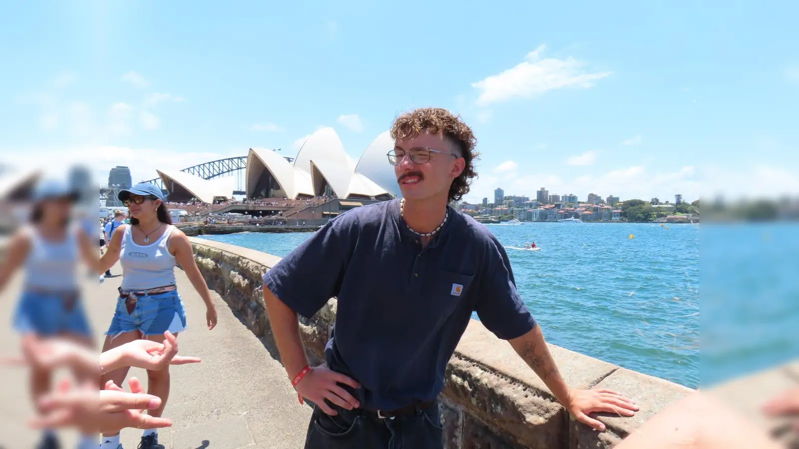 Mit Mullet und Schnauzer vor dem Opernhaus in Sydney: Vincenzo De Leo. (Bild: Vincenzo De Leo/privat)