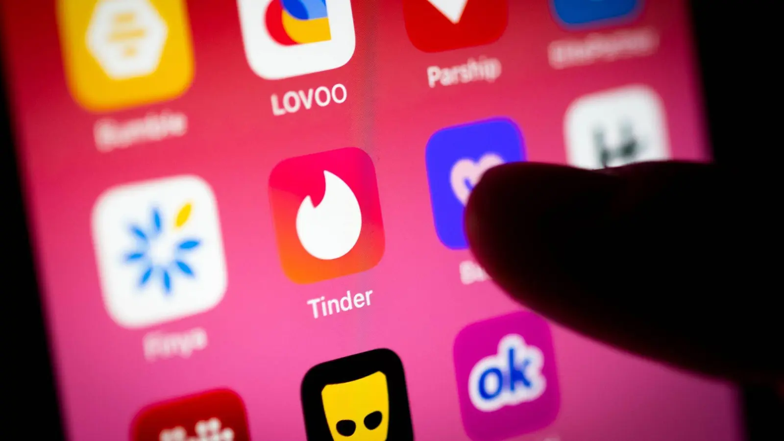 Wer keine*n Partner*in hat, aber auf der Suche ist, sollte wissen, was Love Bombing, Future Faking oder Orbiting ist. Wer diese Begriffe kennt, kann fiese Fallen umgehen.  (Symbolbild: Sina Schuldt/dpa)