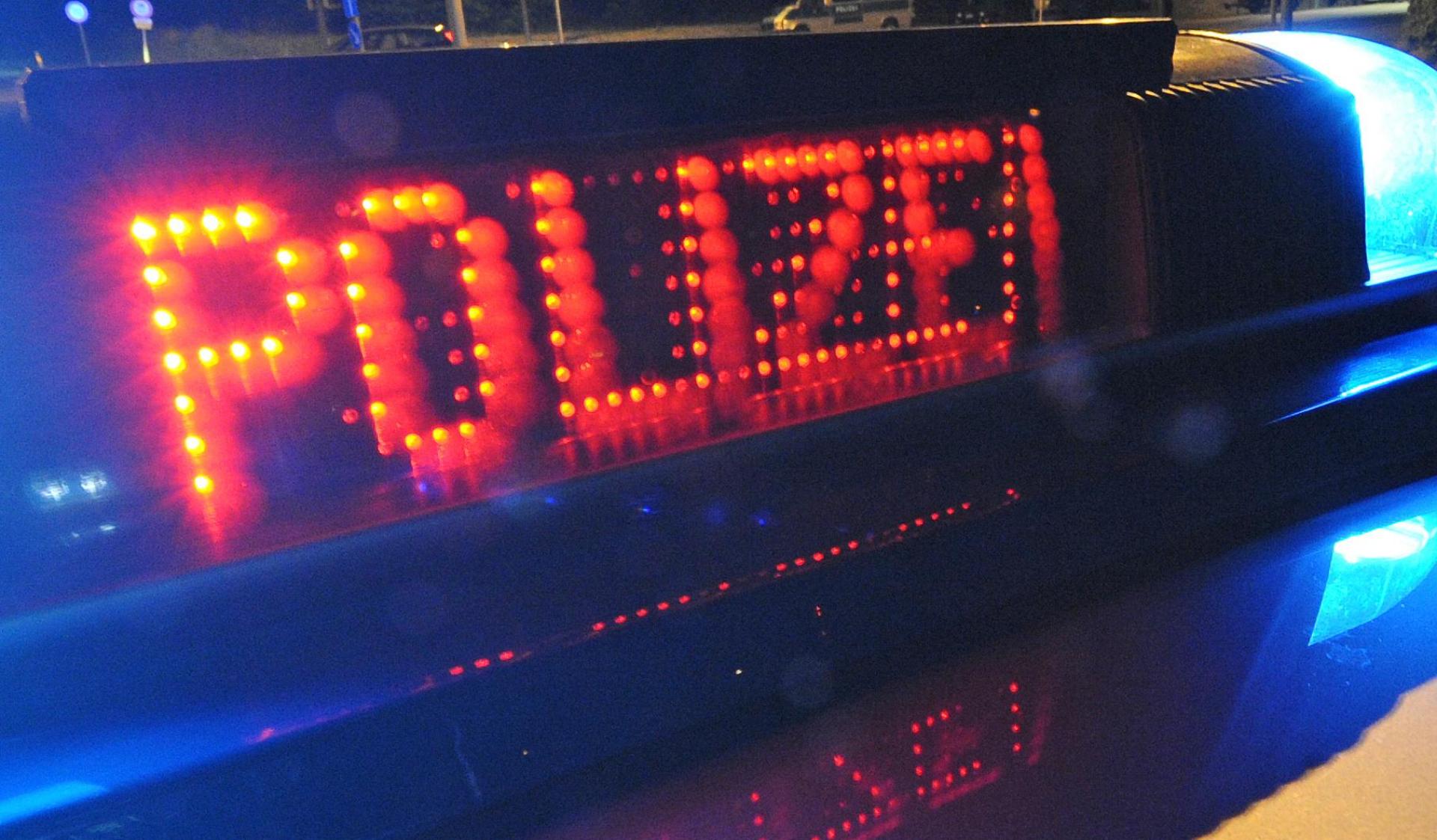 In Tännesberg hat ein Unbekannter ein geparktes Auto beschädigt.  (Bild: Patrick Seeger/dpa)