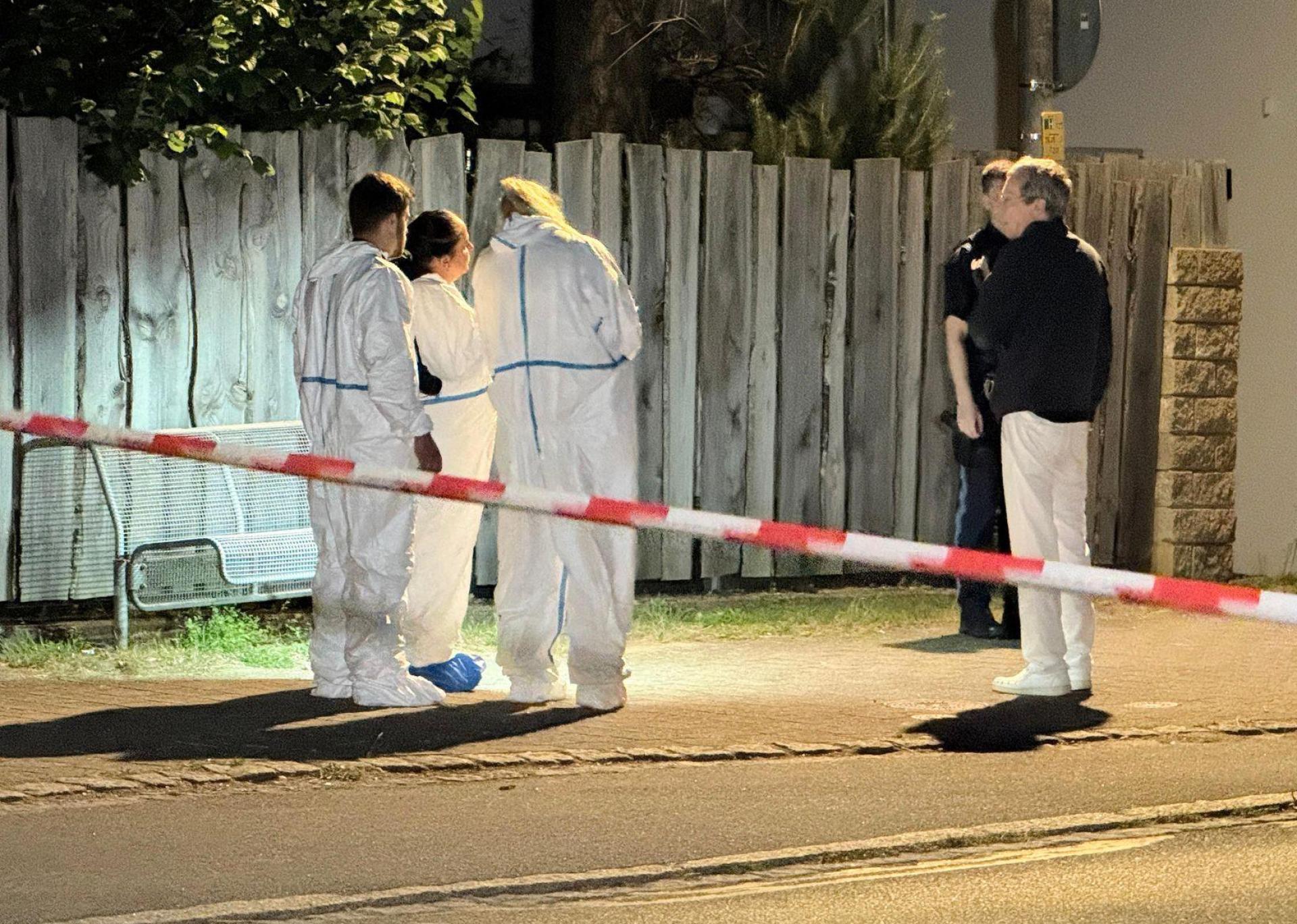 Polizisten und Mitarbeiter der Spurensicherung arbeiten am Tatort: Die Tatwaffe war nach Angaben der Staatsanwaltschaft ein Taschenmesser. (Bild: Goppelt/Vifogra /dpa)