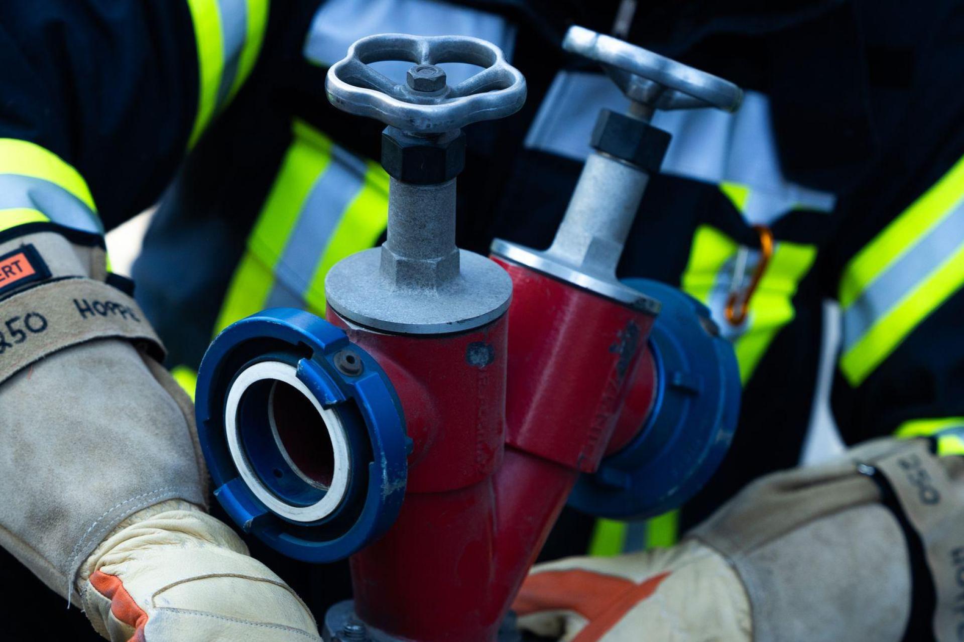 Aufgrund eines Rohrbruchs in Pressath ist die Wasserversorgung am 1. Juli in einigen Bereichen unterbrochen. (Symbolbild: Rolf Vennenbernd/dpa)