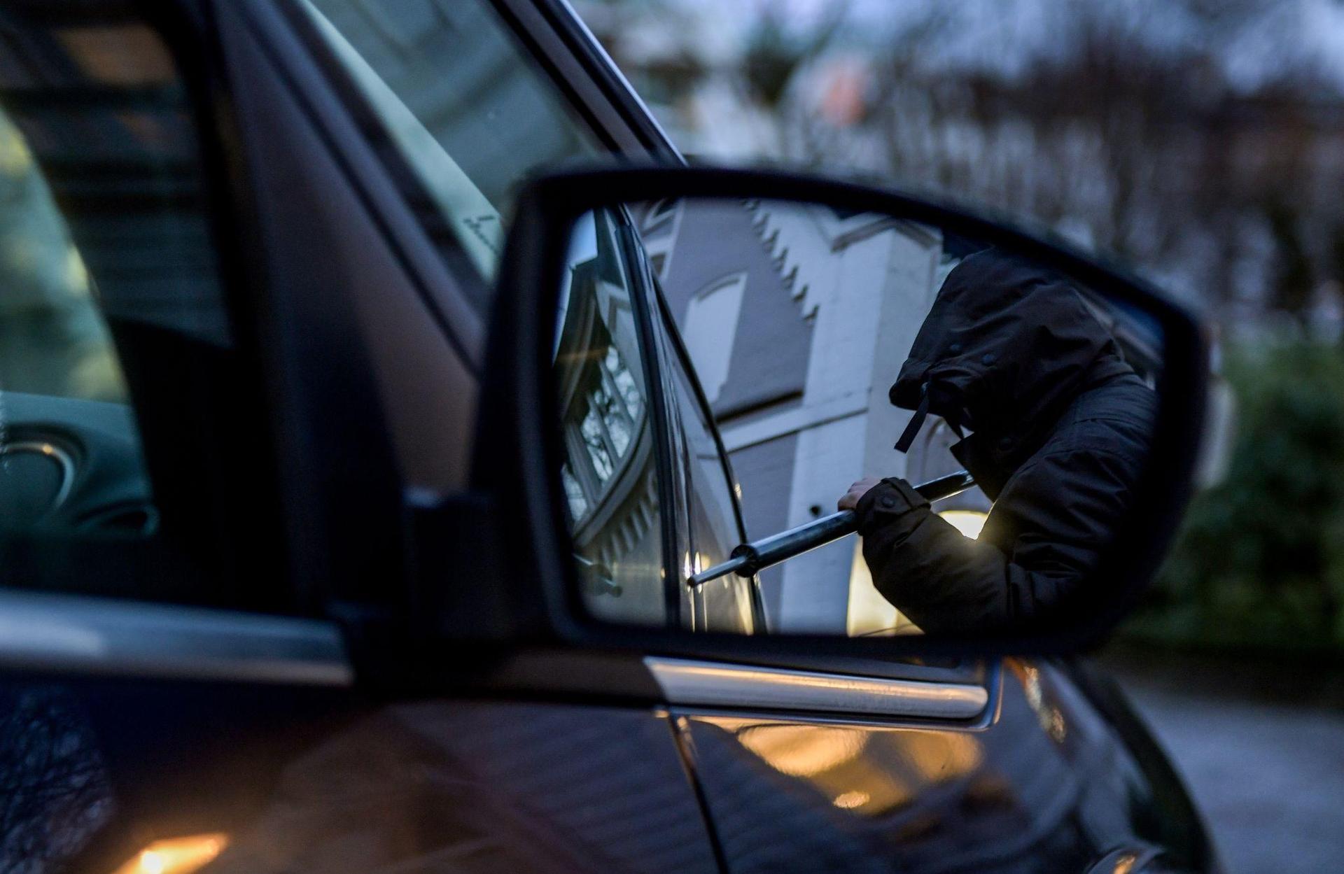 Bei zwei Autoeinbrüchen in Etzenricht und Luhe mussten die Täter nicht einmal wie hier Gewalt anwenden. (Symbolbild: Axel Heimken/dpa)