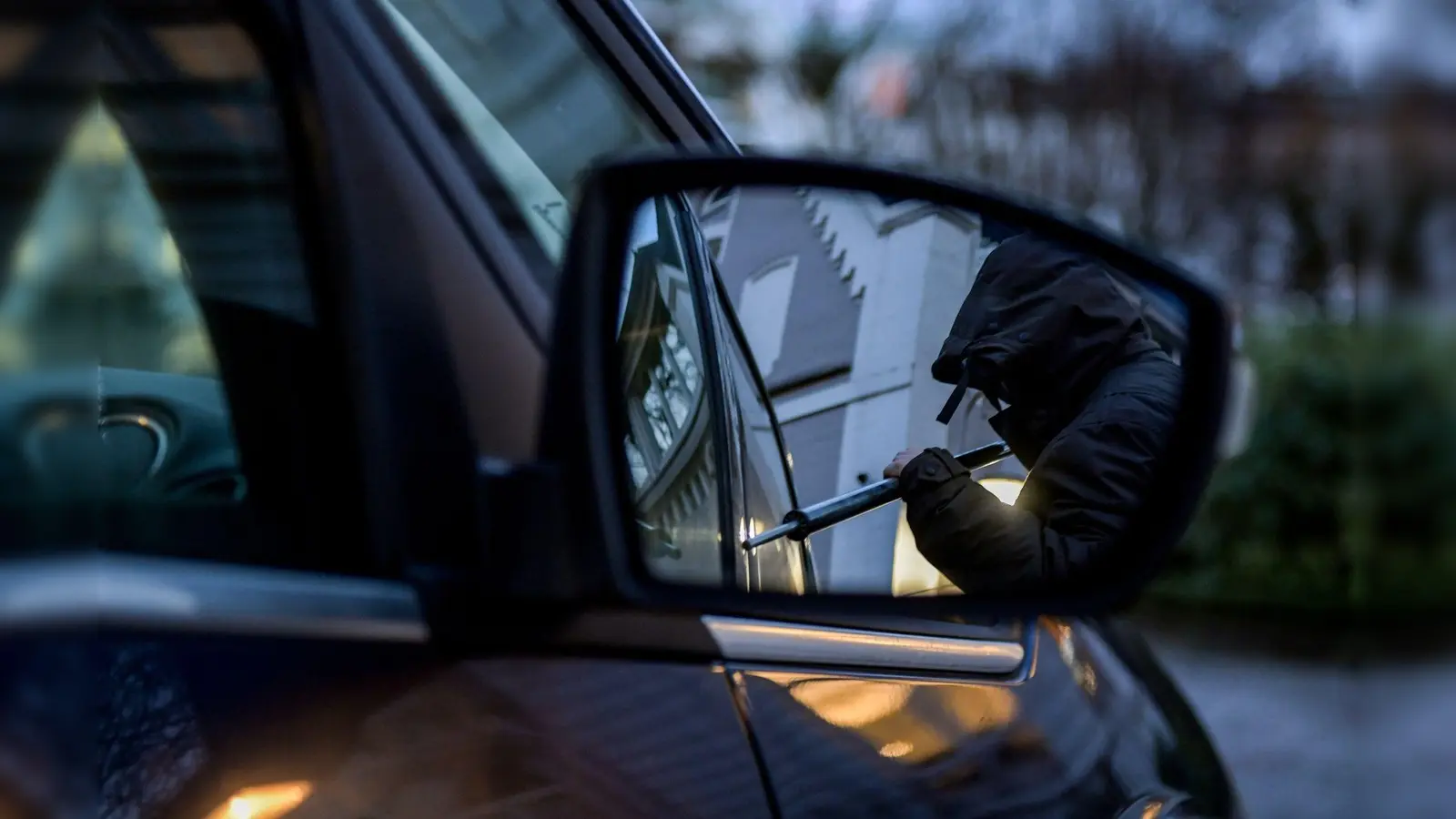 Bei zwei Autoeinbrüchen in Etzenricht und Luhe mussten die Täter nicht einmal wie hier Gewalt anwenden. (Symbolbild: Axel Heimken/dpa)