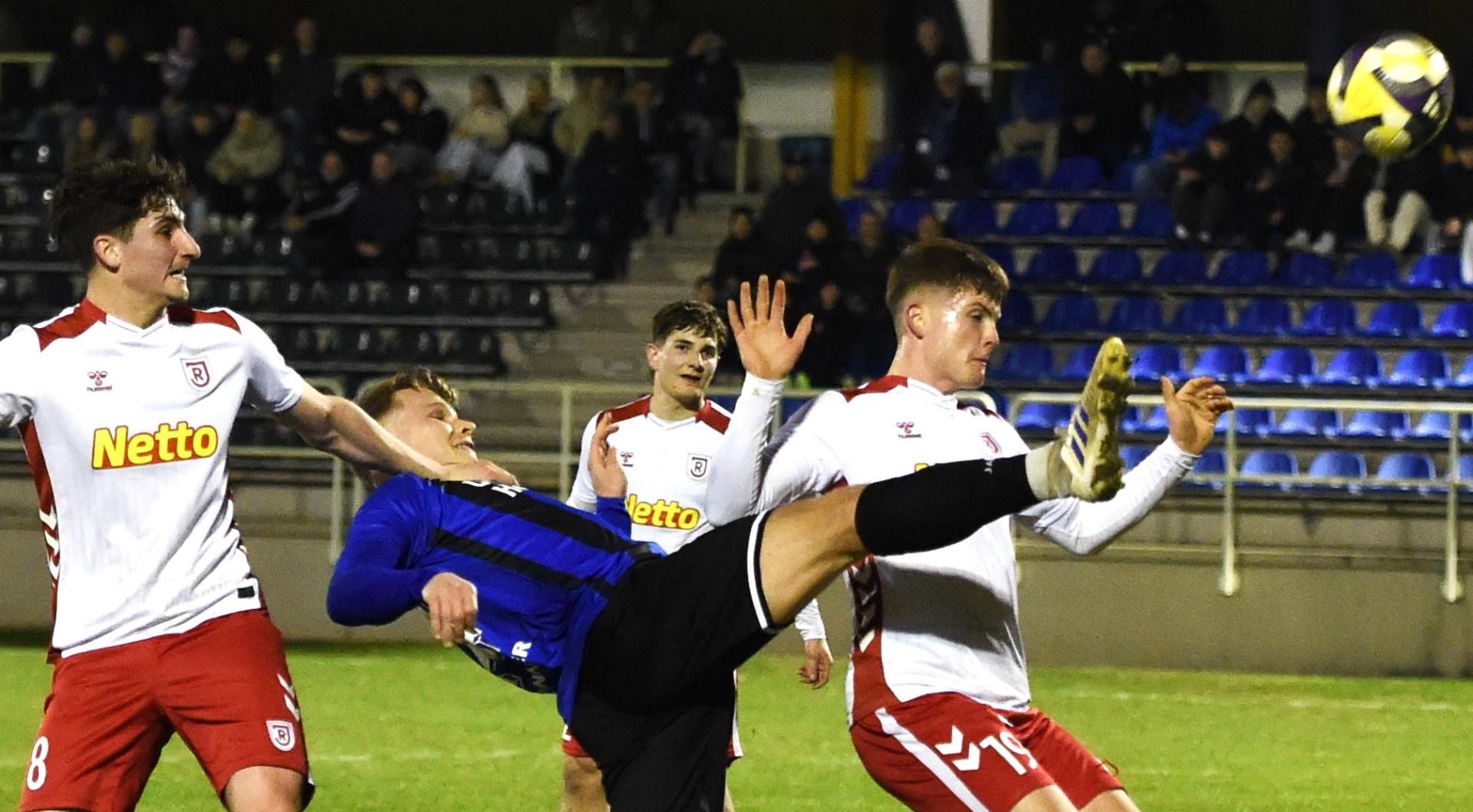 Christoph Fenninger sorgt für Gefahr vor dem gegnerischen Tor: Die SpVgg SV Weiden bezwang die U21 des SSV Jahn Regensburg am Freitagabend mit 1:0. (Bild: Gerhard Büttner)