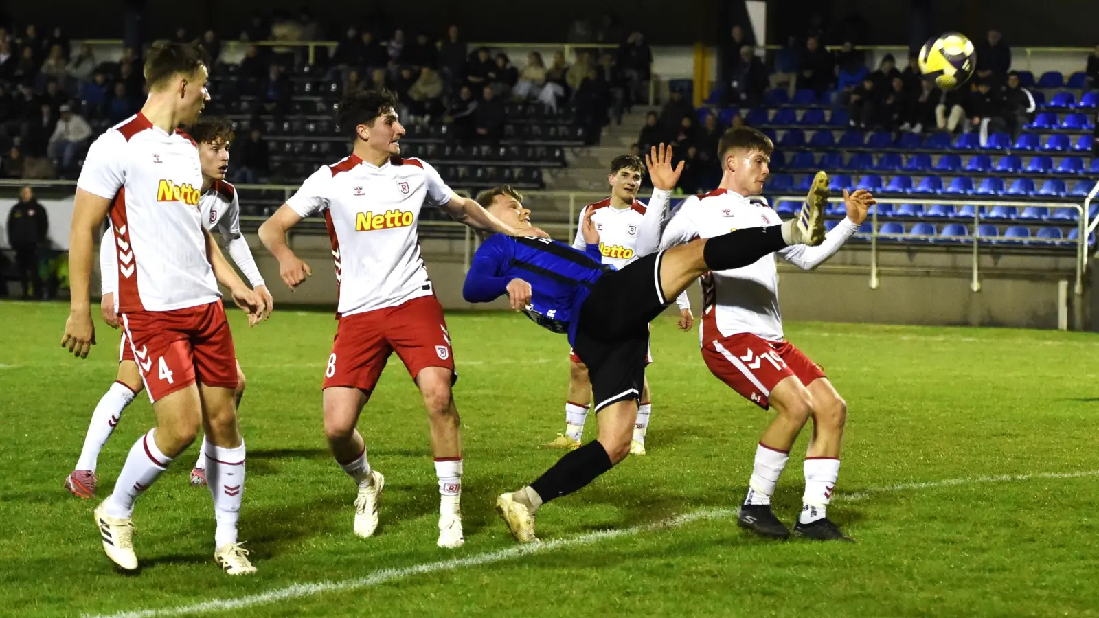 Christoph Fenninger sorgt für Gefahr vor dem gegnerischen Tor: Die SpVgg SV Weiden bezwang die U21 des SSV Jahn Regensburg am Freitagabend mit 1:0. (Bild: Gerhard Büttner)