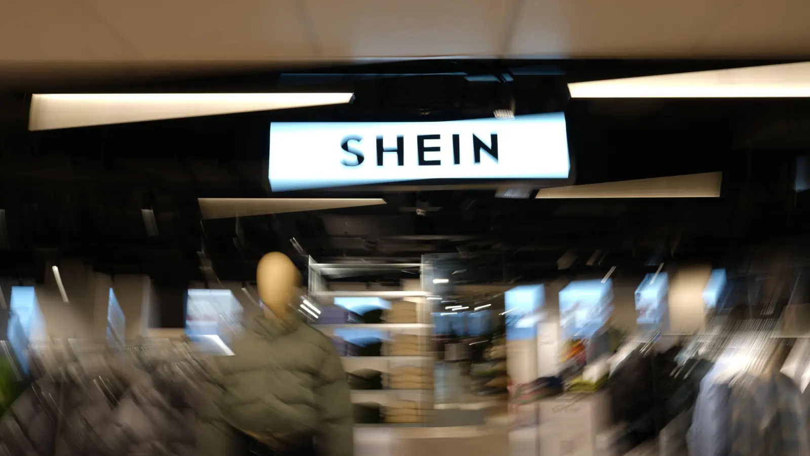 Für wenige Euro kann man bei Shein Kleidung shoppen. Die Umweltorganisation Greenpeace sieht jedoch Gefahren. (Bild: Aurelien Morissard/AP/dpa)