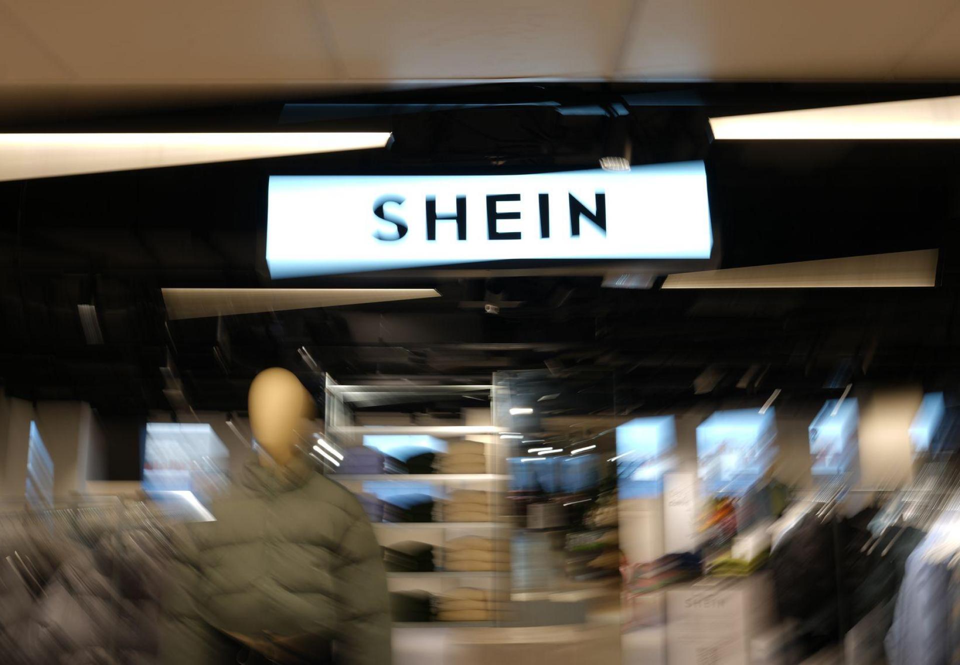 Für wenige Euro kann man bei Shein Kleidung shoppen. Die Umweltorganisation Greenpeace sieht jedoch Gefahren. (Bild: Aurelien Morissard/AP/dpa)