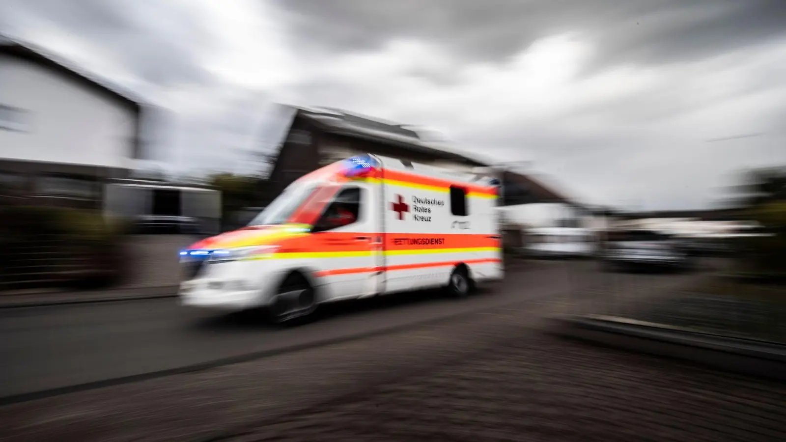 Sanitäter bringen den Betrunkenen in ein Krankenhaus. (Symbolbild) (Bild: Boris Roessler/dpa)