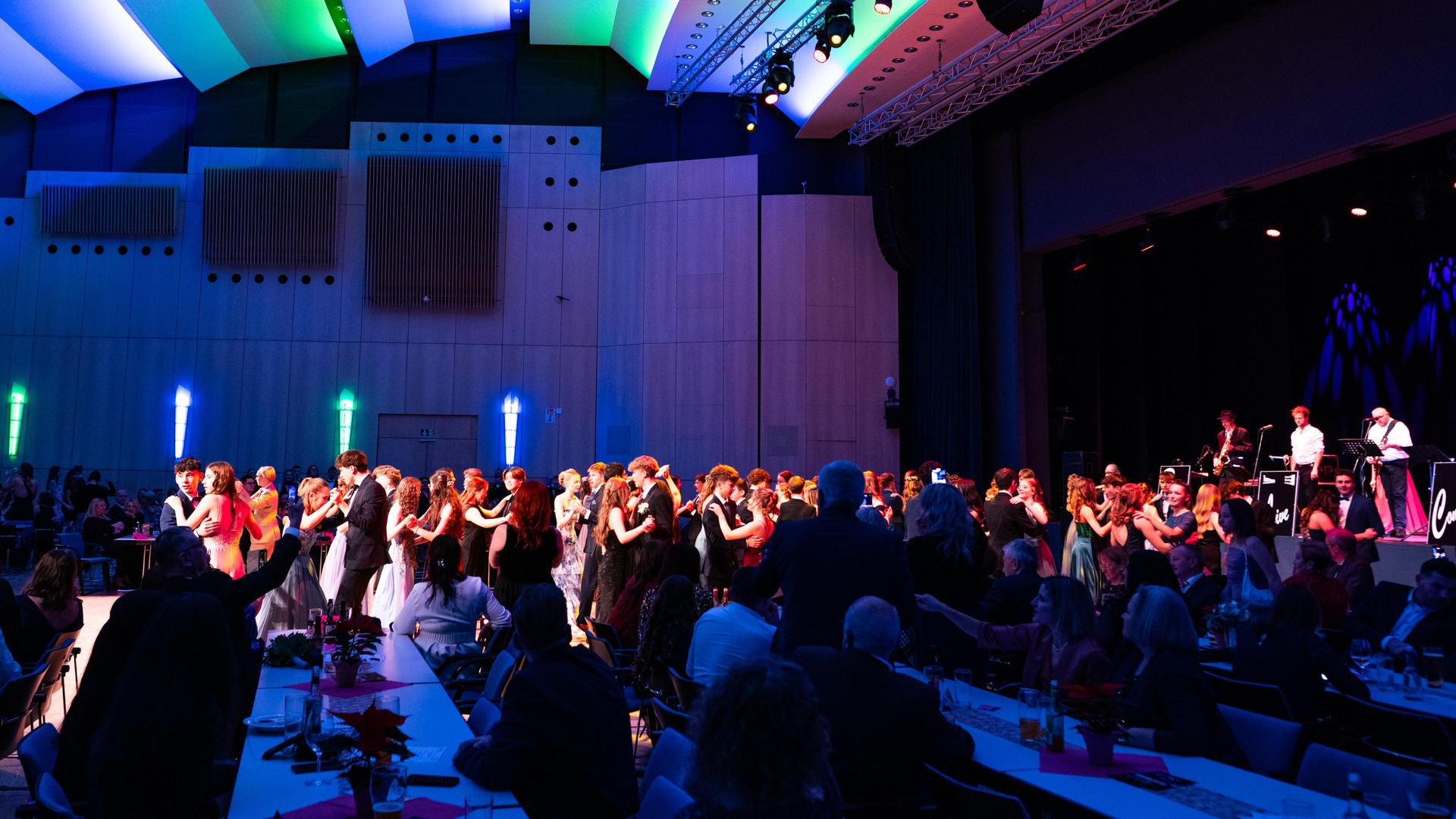 Abschlussball der Weidener Gymnnasien in der Max-Reger-Halle 2025 (Bild: Hannes Stock)