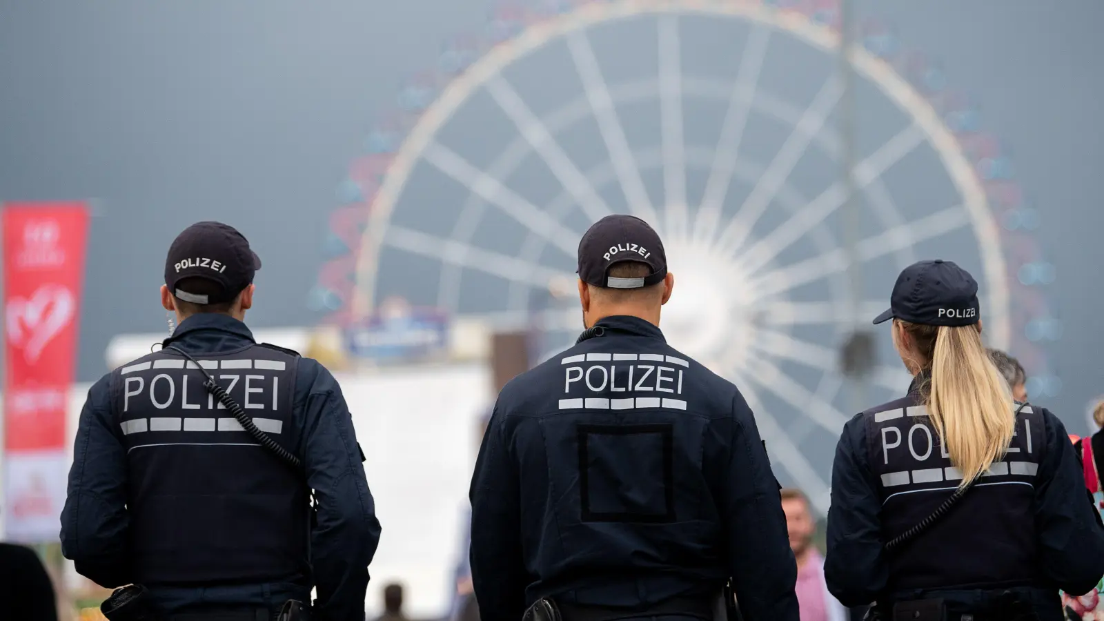 Die Einsatzkräfte eilten zu dem Einsatzort in München.  (Symbolbild: Sebastian Gollnow/dpa)