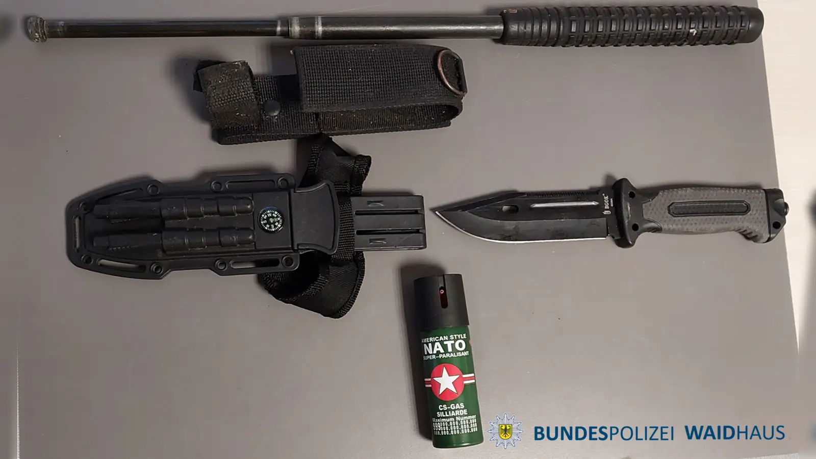 Bei einer Kontrolle auf der A6 bei Waidhaus entdeckt die Bundespolizei drei griffbereite Waffen in einem Auto.  (Symbolbild: Bundespolizei)