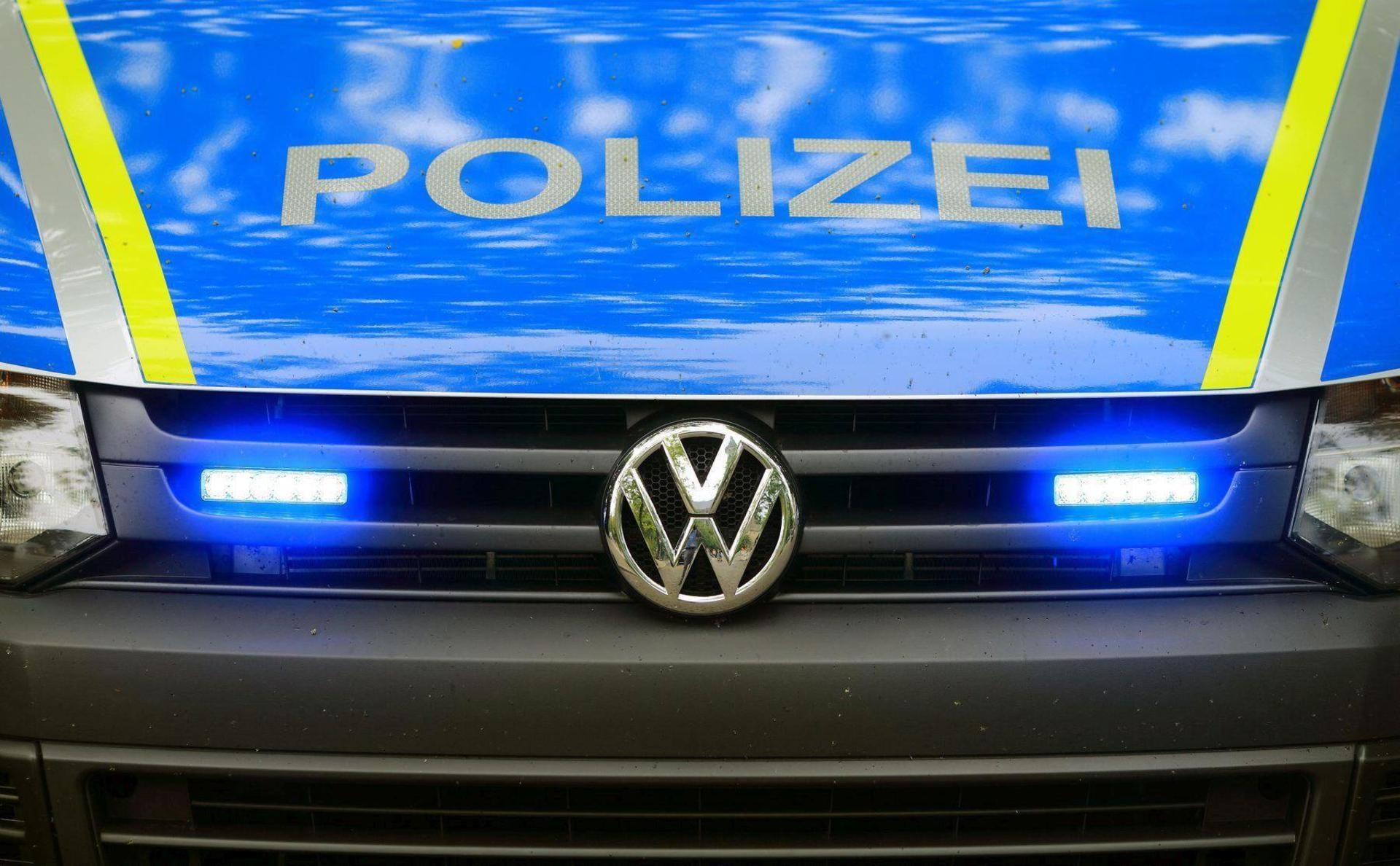 Ein 18-Jähriger ist nach einem Zug aus einer E-Zigarette ins Klinikum gekommen. (Symbolbild: Jens Wolf/dpa)