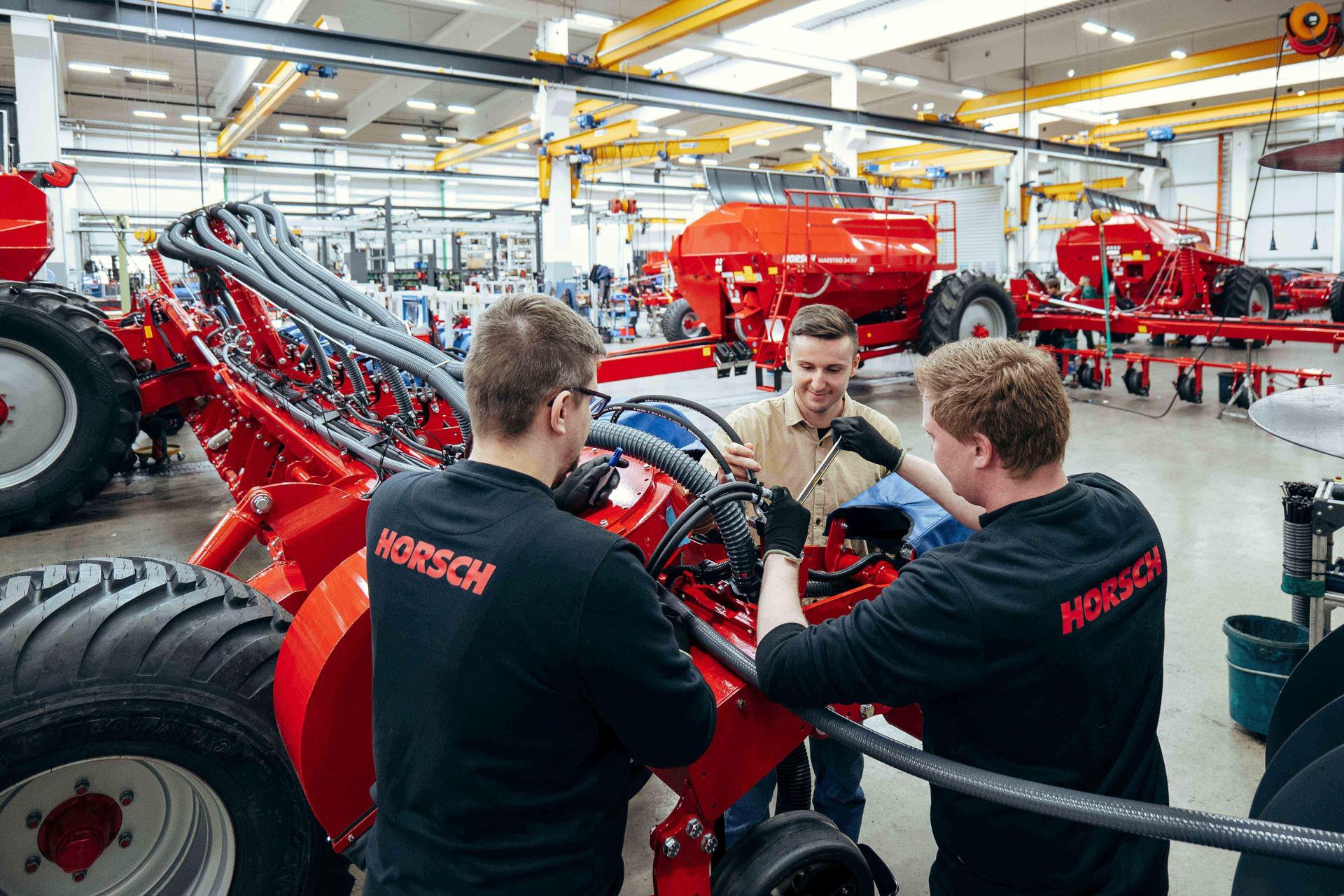 Die Studierenden können bei Horsch, dem neuen „Innovativen Lernort”, nicht nur theoretisches Wissen direkt in der Praxis anwenden, sondern bekommen auch Einblicke in das Unternehmen. (Bild: Jolanda Selting/ OTH Amberg-Weiden)