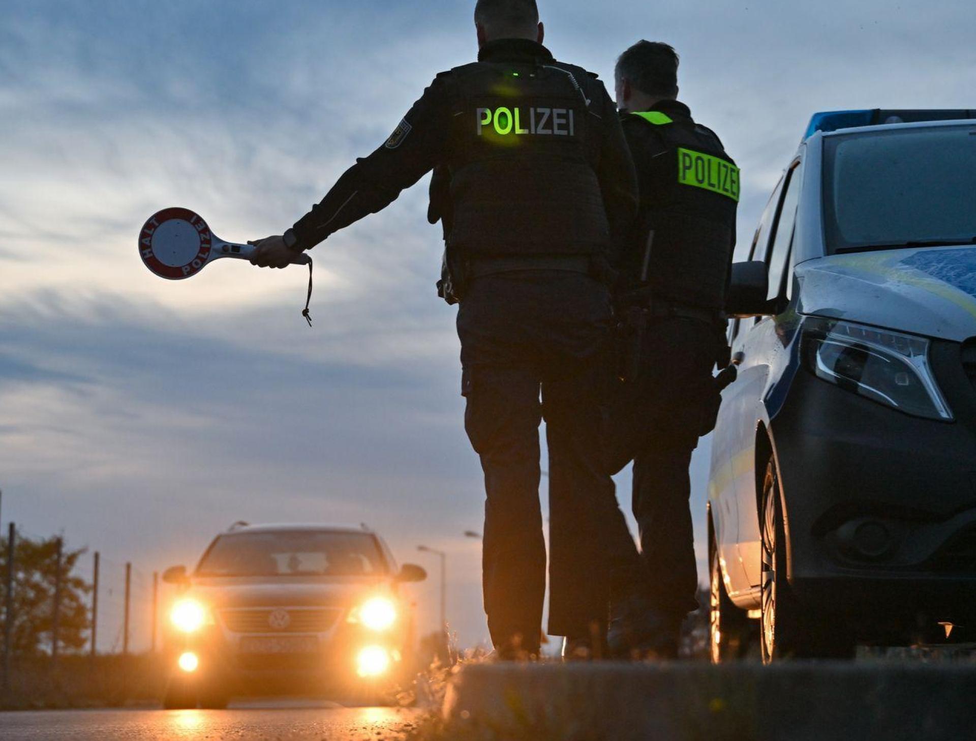 Polizeibeamte stoppten am Sonntag in Waldsassen ein Auto, in dem an mehreren Stellen Pyrotechnik verbaut war – insgesamt kamen rund 200 Feuerwerkskörper zum Vorschein. (Symbolbild: Patrick Pleul/dpa)
