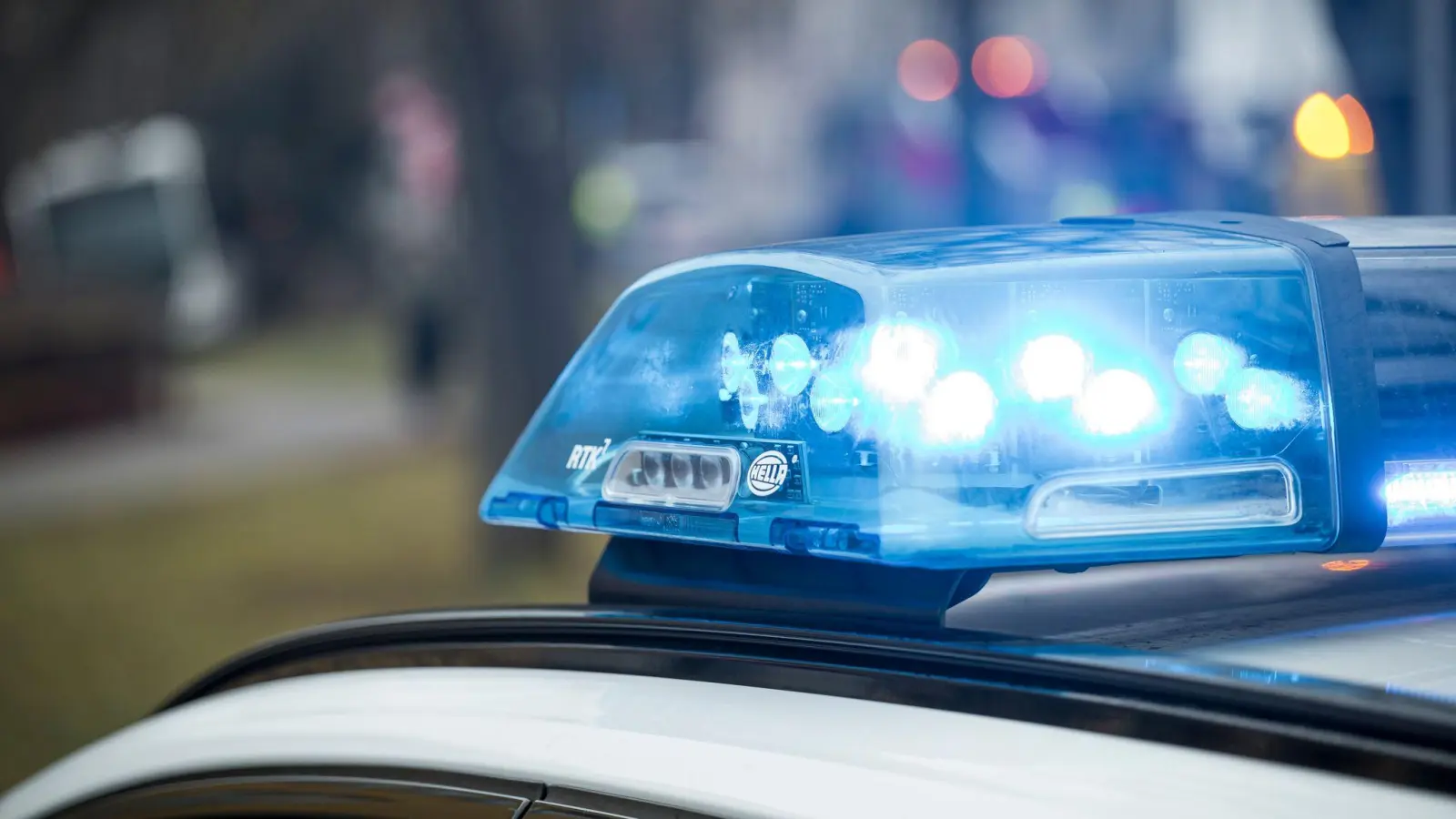 Ein Fahrzeuggespann auf der A 6 wird von der Polizei gestoppt, da der Fahrer keine gültige Fahrerlaubnis besitzt. (Symbolbild: Daniel Vogl/dpa)