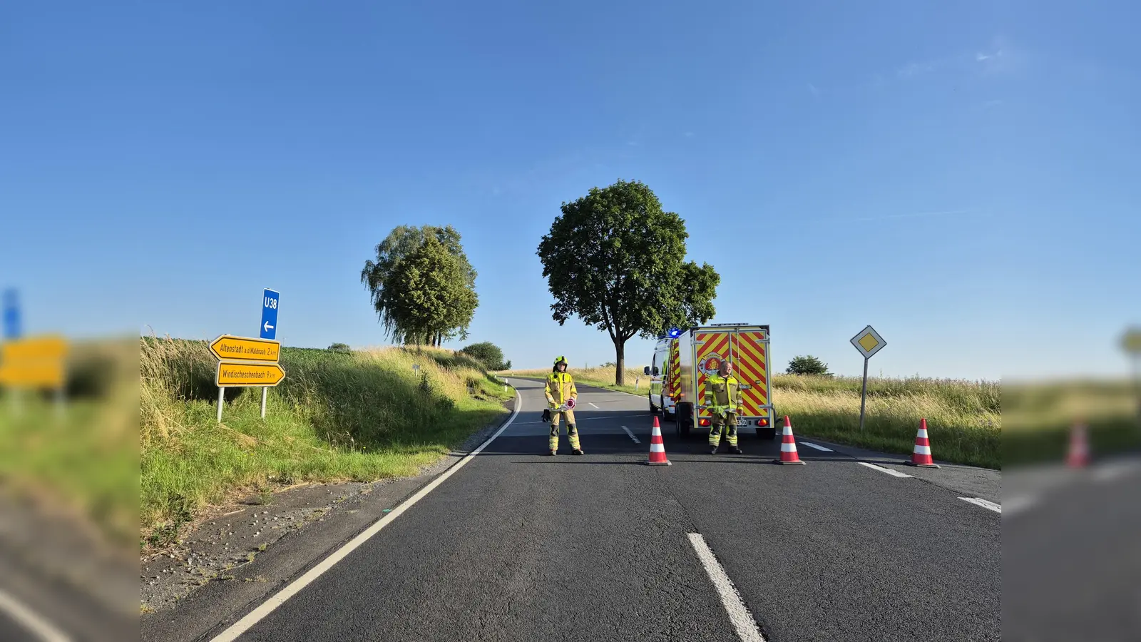 Während der Unfallaufnahme war die Staatsstraße in beide Richtungen gesperrt.  (Bild: Lowak)