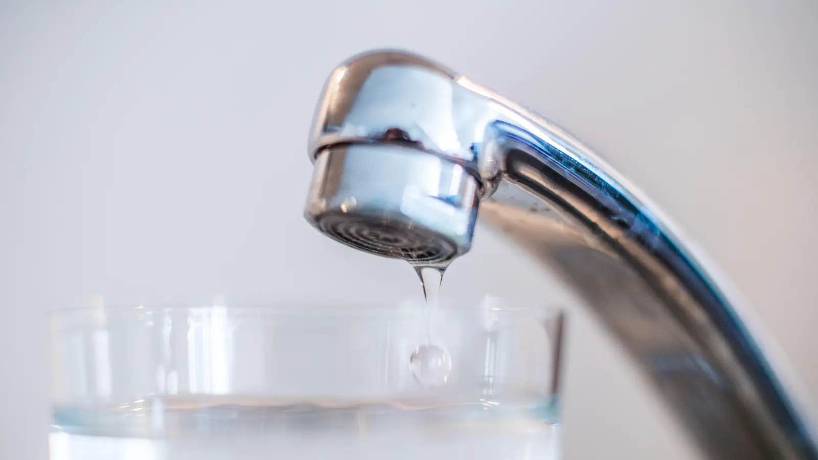 Aktuell kommt es zu einem Druckabfall im städtischen Wassernetz in Neustadt Ursache ist ein Bruch der Hauptversorgungsleitung. Auch in der Gemeinde Theisseil gibt es Probleme.  (Bild: Lino Mirgeler/dpa)
