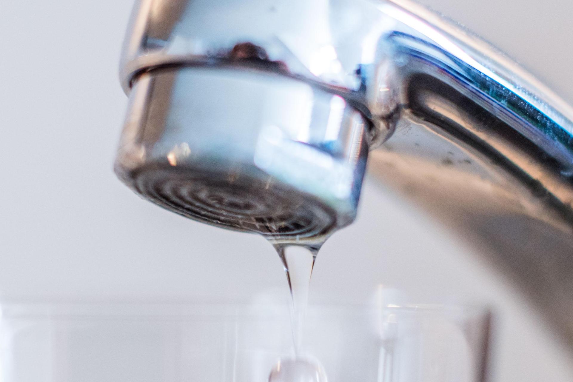 In Floß wird am Donnerstag zwischen 8 und 16 Uhr das Wasser abgesperrt.  (Symbolbild: Lino Mirgeler/dpa)